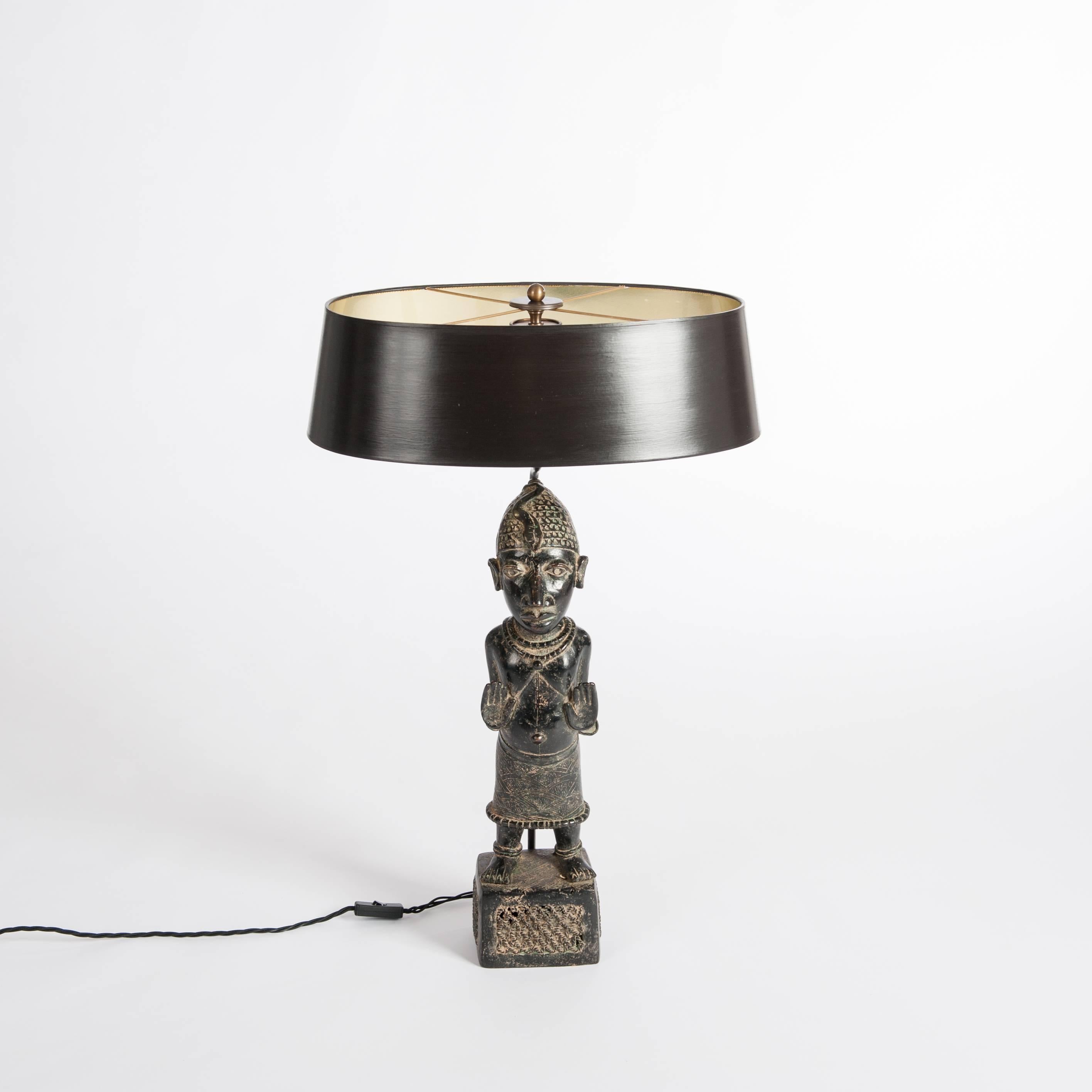 A very fine black-beige 20th African bronze from Benin. 
This extraordinary sculpture with lovely patina combined with an oval
hand-painted lampshade in black-brown - purpose built bronze lamp construction.