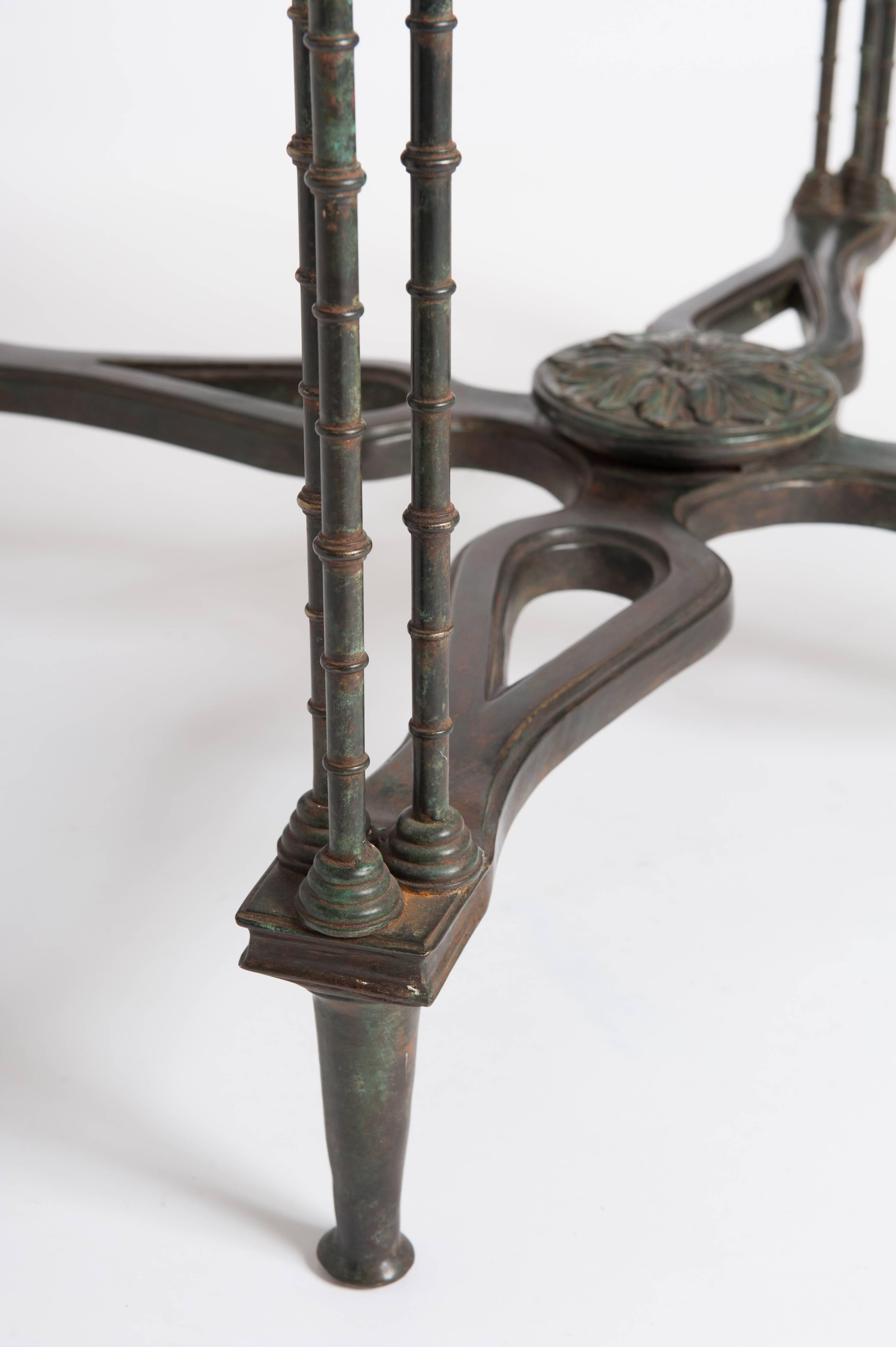 Art nouveau-Tisch aus grüner und graugrauer Gussbronze mit Glasplatte aus dem französischen Grauwald (Französisch)