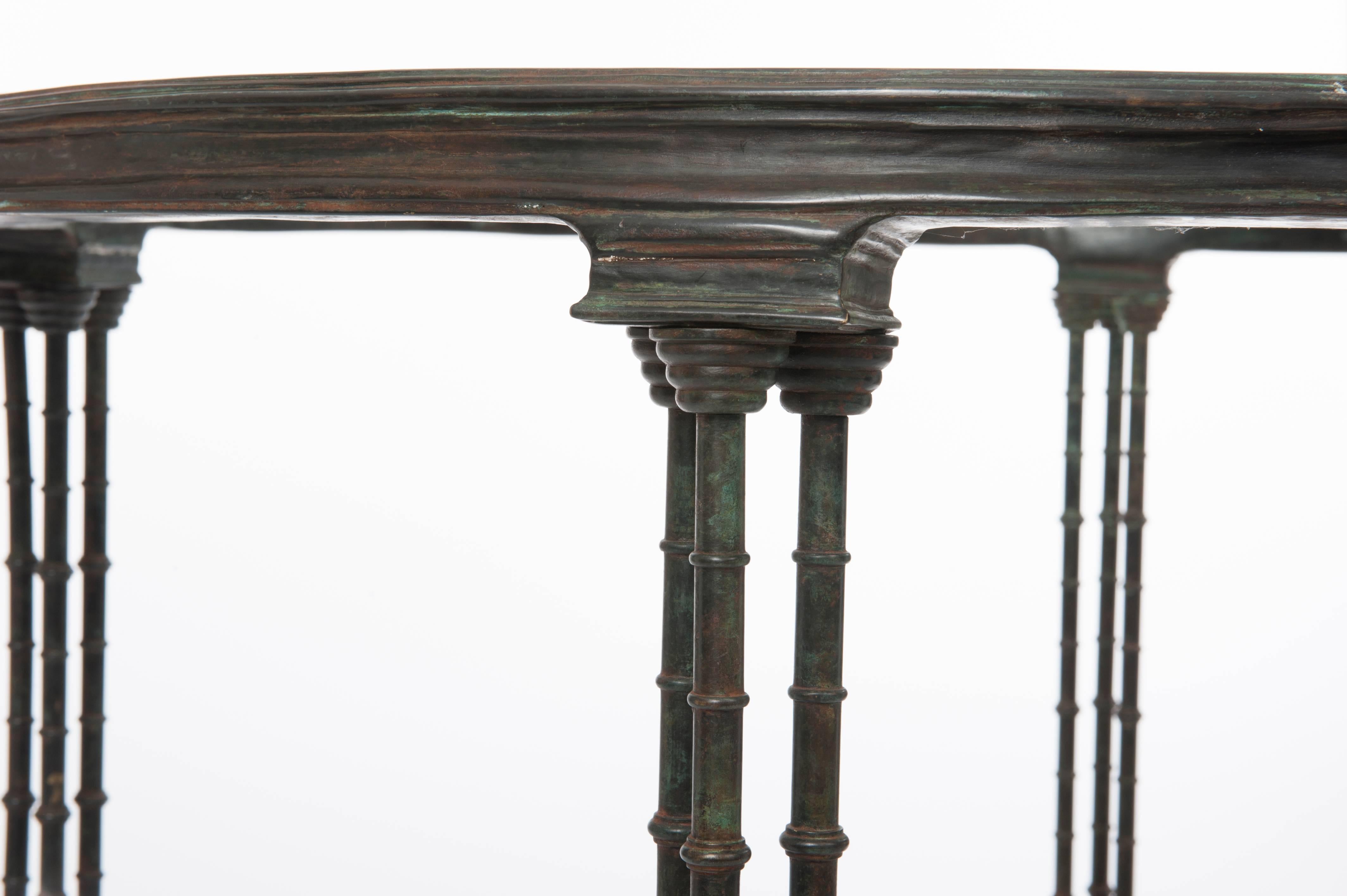 Art nouveau-Tisch aus grüner und graugrauer Gussbronze mit Glasplatte aus dem französischen Grauwald (Bronze)