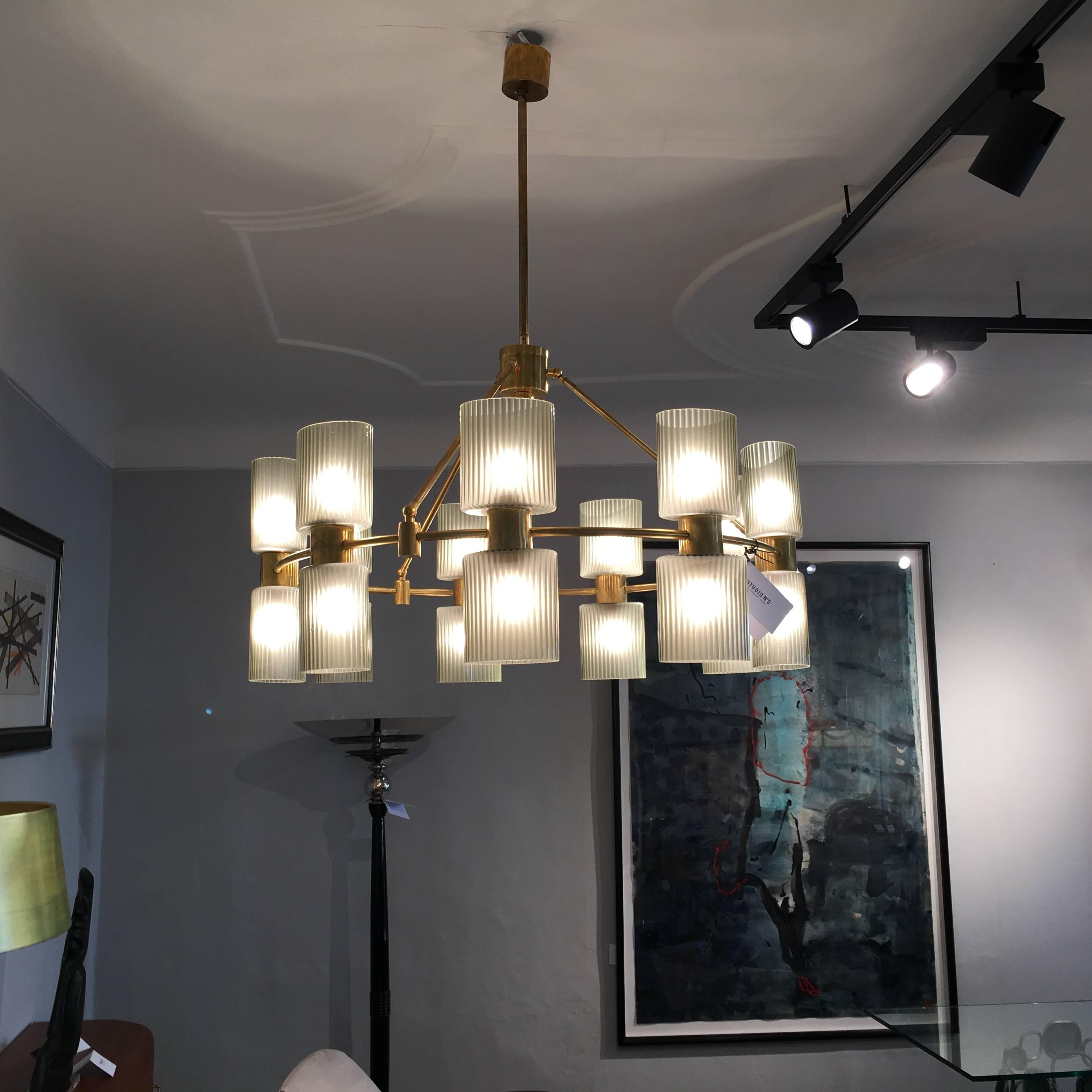 Italian 20th Century Grey Murano Glass and Brass Eighteen-Light Chandelier In Excellent Condition In Salzburg, AT