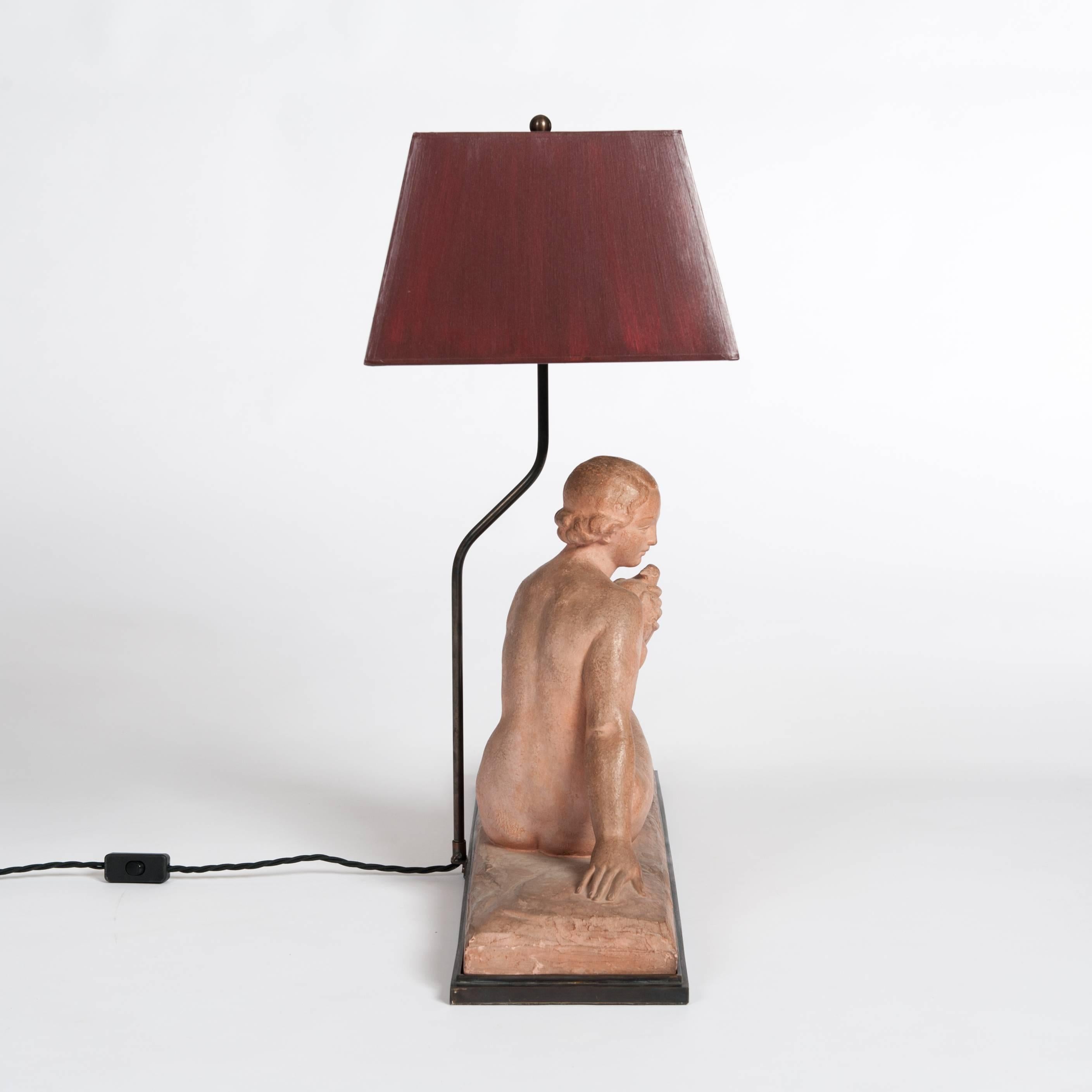 Figurale Art nouveau-Tischlampe aus Terrakotta, signiert mit rotem Schirm, Französisch (Folie) im Angebot