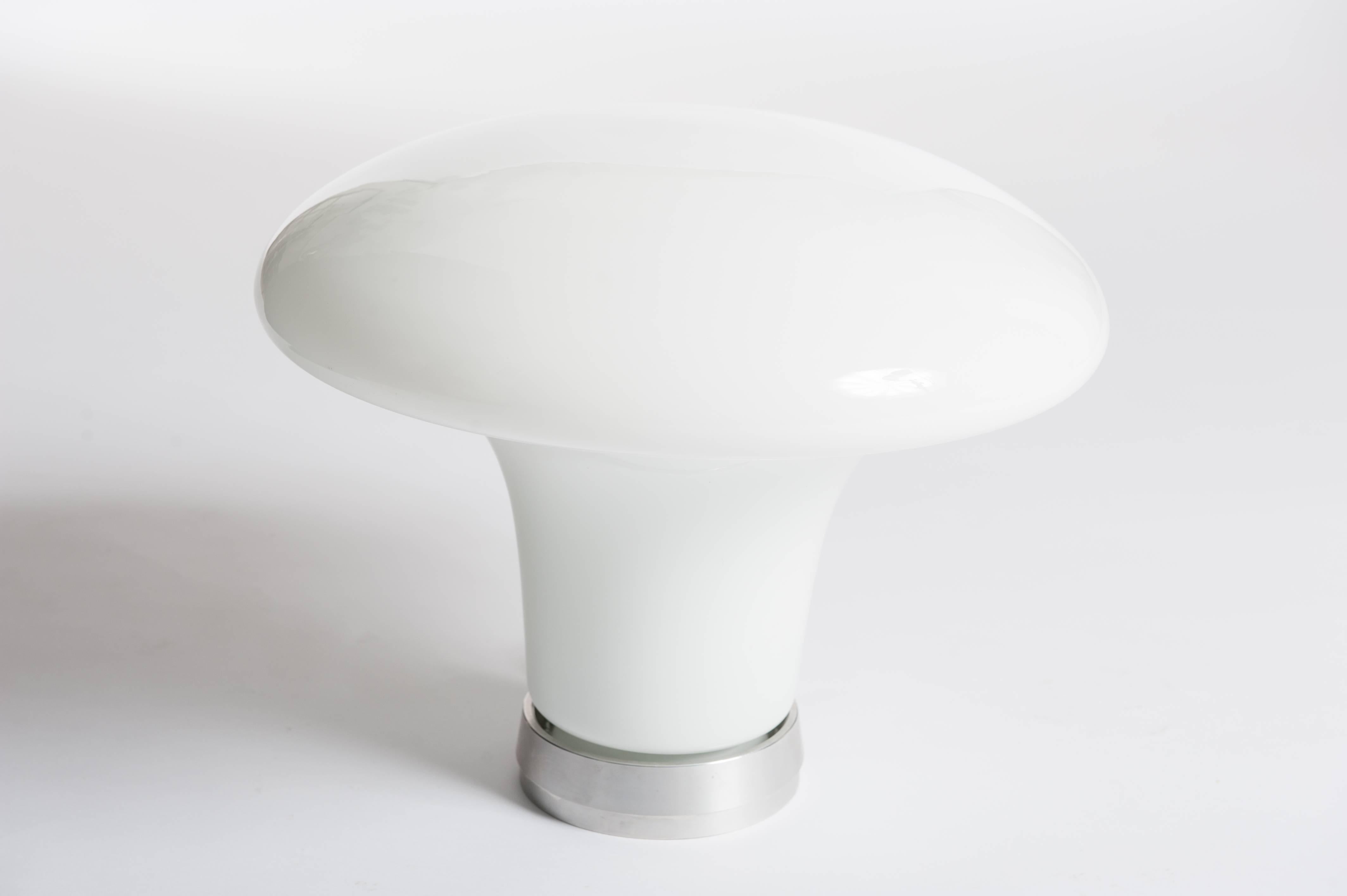 Space Age Pair of Italian White mushroom-shaped Mid-Century Table Lamps on Aluminum Base