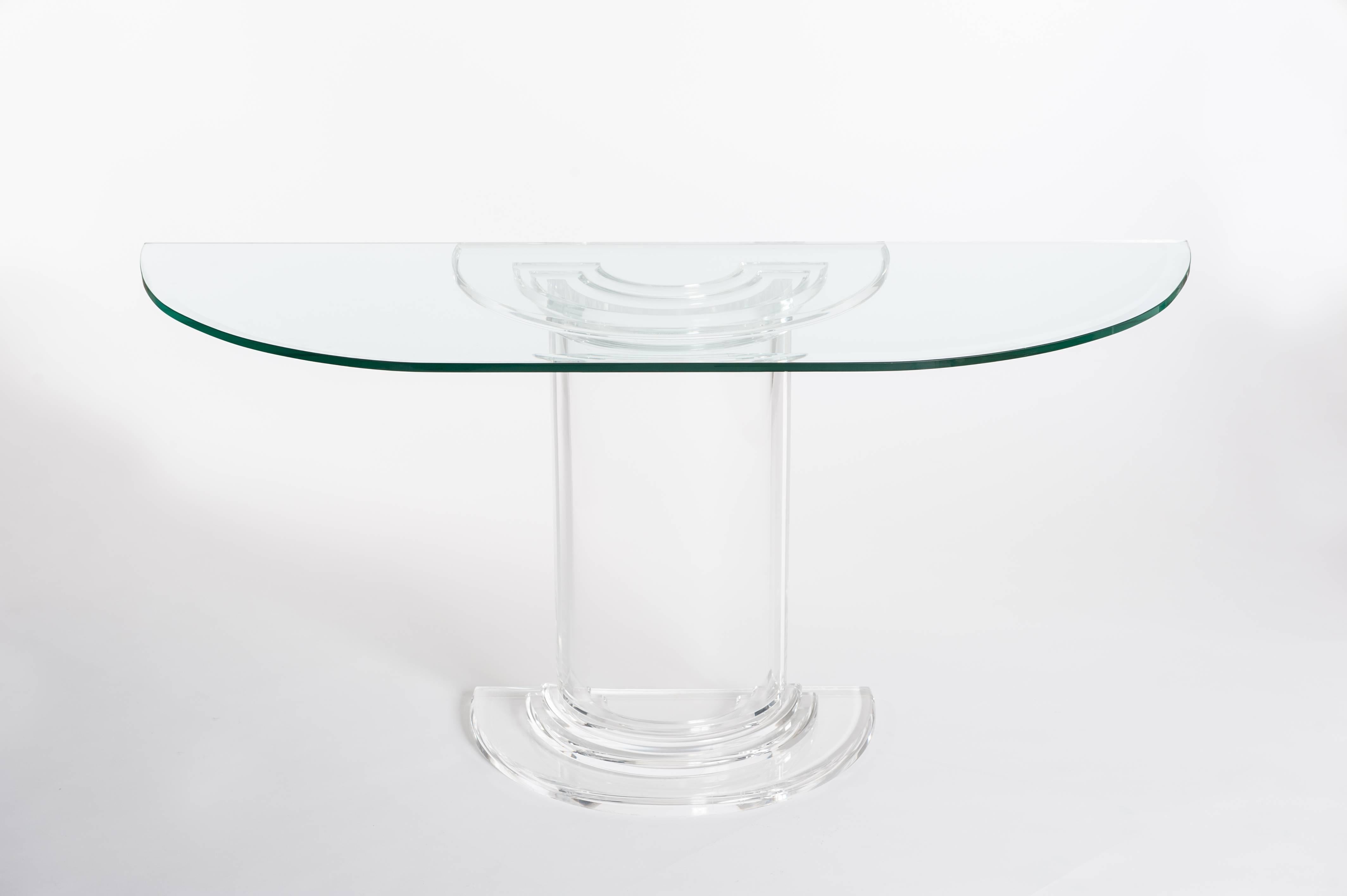 Midcentury Italian halfmoon, transparent plexiglass console table with crystal glass table top (thickness of glass 1.5cm, faceted by 3.0cm)
The base consists of plexiglass and is ribbed on top and bottom (thickness of plexi glass 3.0cm)
The optic is