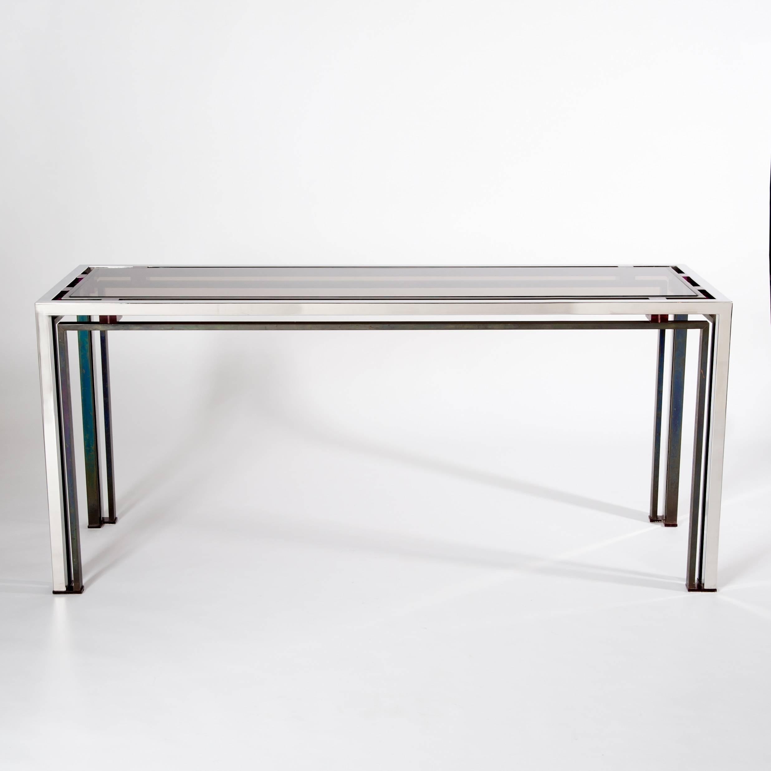 Mid-Century Italian chromed and bronzed console table by Romeo Rega.
Straight design of a modern console table with chromed brass and bronzed brass frame - 
Fuchsia colored bakelite parts of 2.0cm in between on the top.
The ends of the legs are also