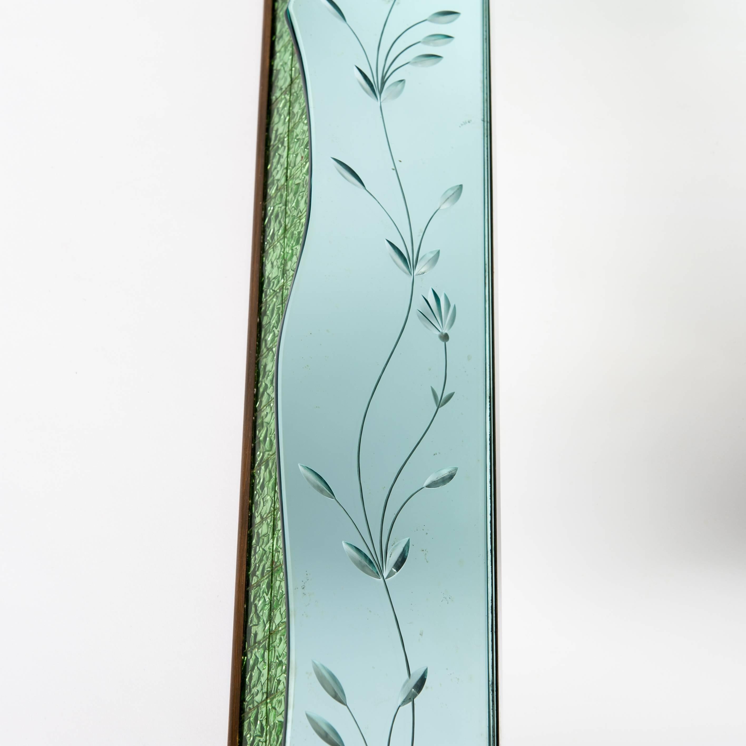 Mid-Century Venetian Turquois Colored Cristal Mirror Floral Engraving 1970s im Zustand „Gut“ in Salzburg, AT