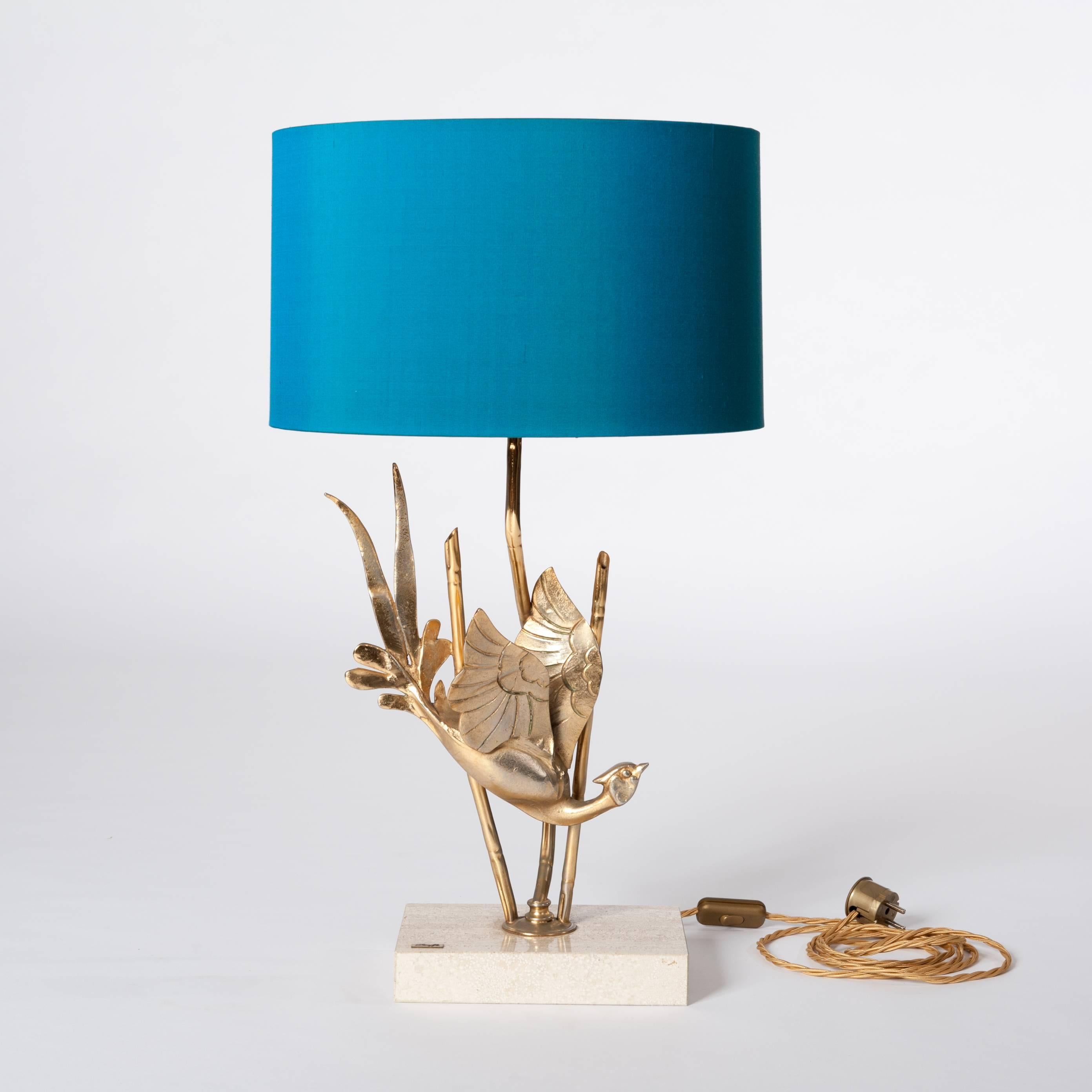 Midcentury Italian brass sculptured - bird in the reeds - table lamp signed Pieffe by a separate label
on the base.
The brass object is fixed on a cream colored marble base (width 22.5cm x depth 16cm x height 4.5cm).
A new round bourette silk