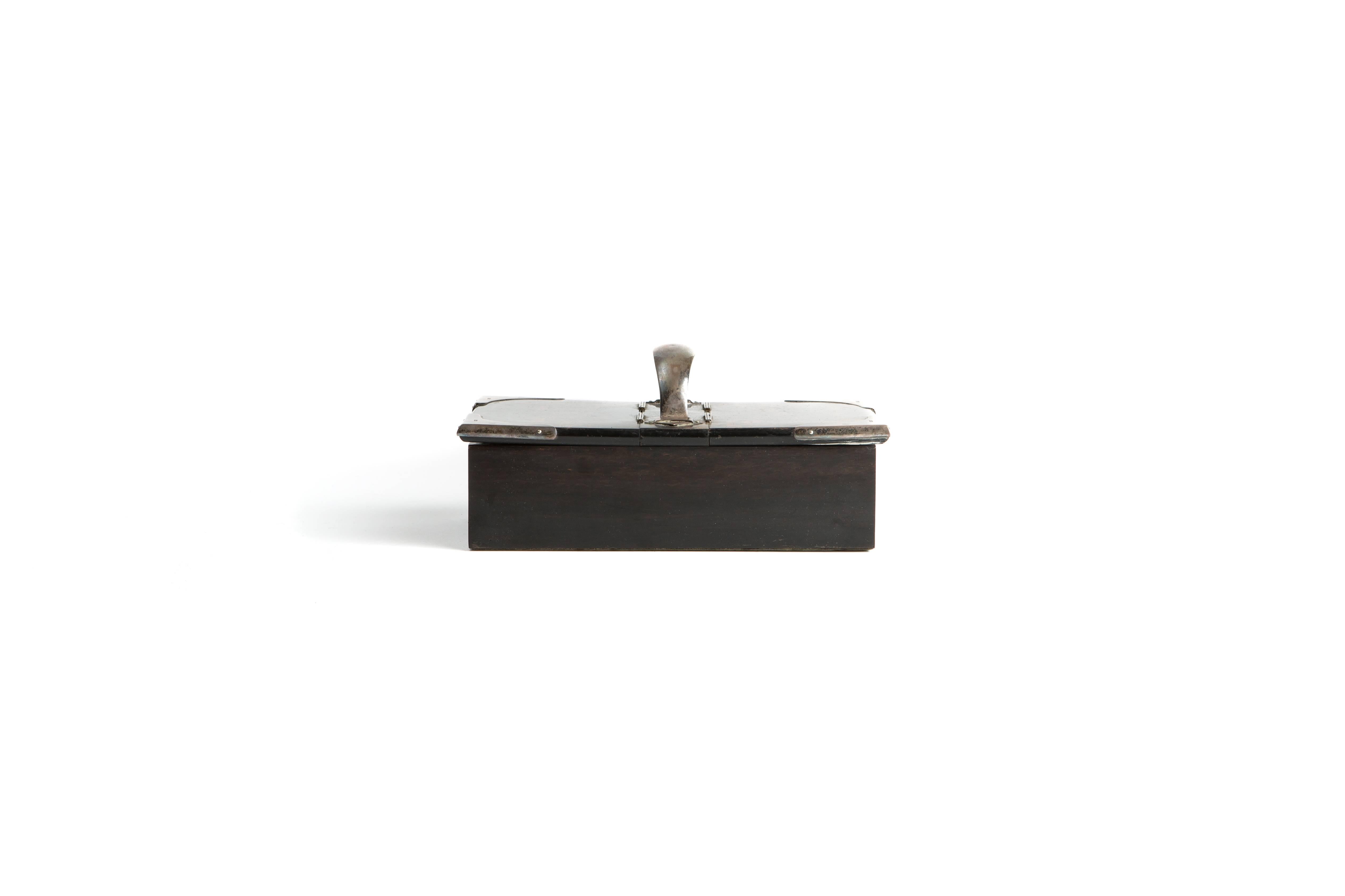 Caja inglesa de madera de los años 50 con asa y dos tapas. Interior de ante.