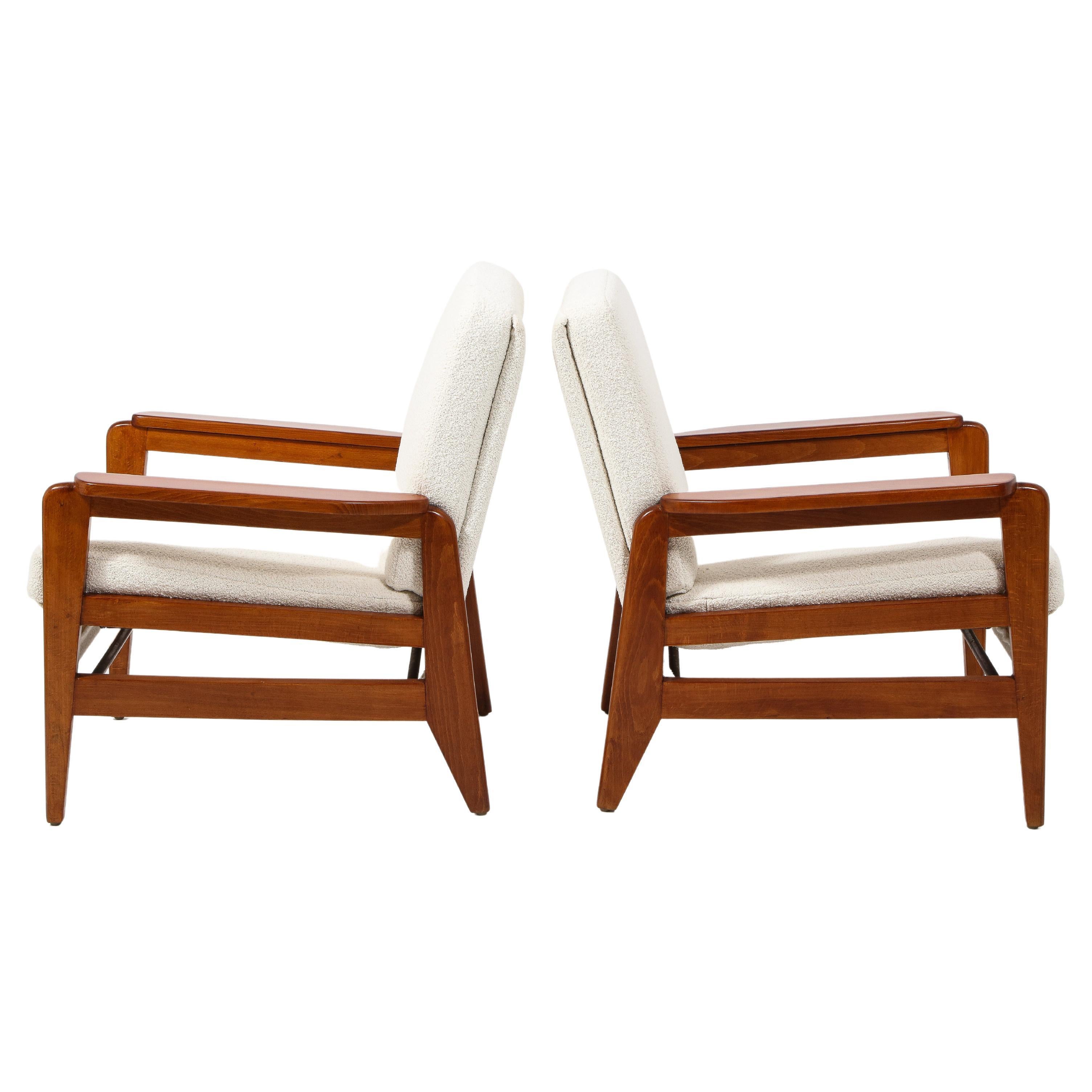 Freespan Paar moderne Sessel mit Nussbaumgestell und weißem Bouclé, Frankreich, 1960er Jahre