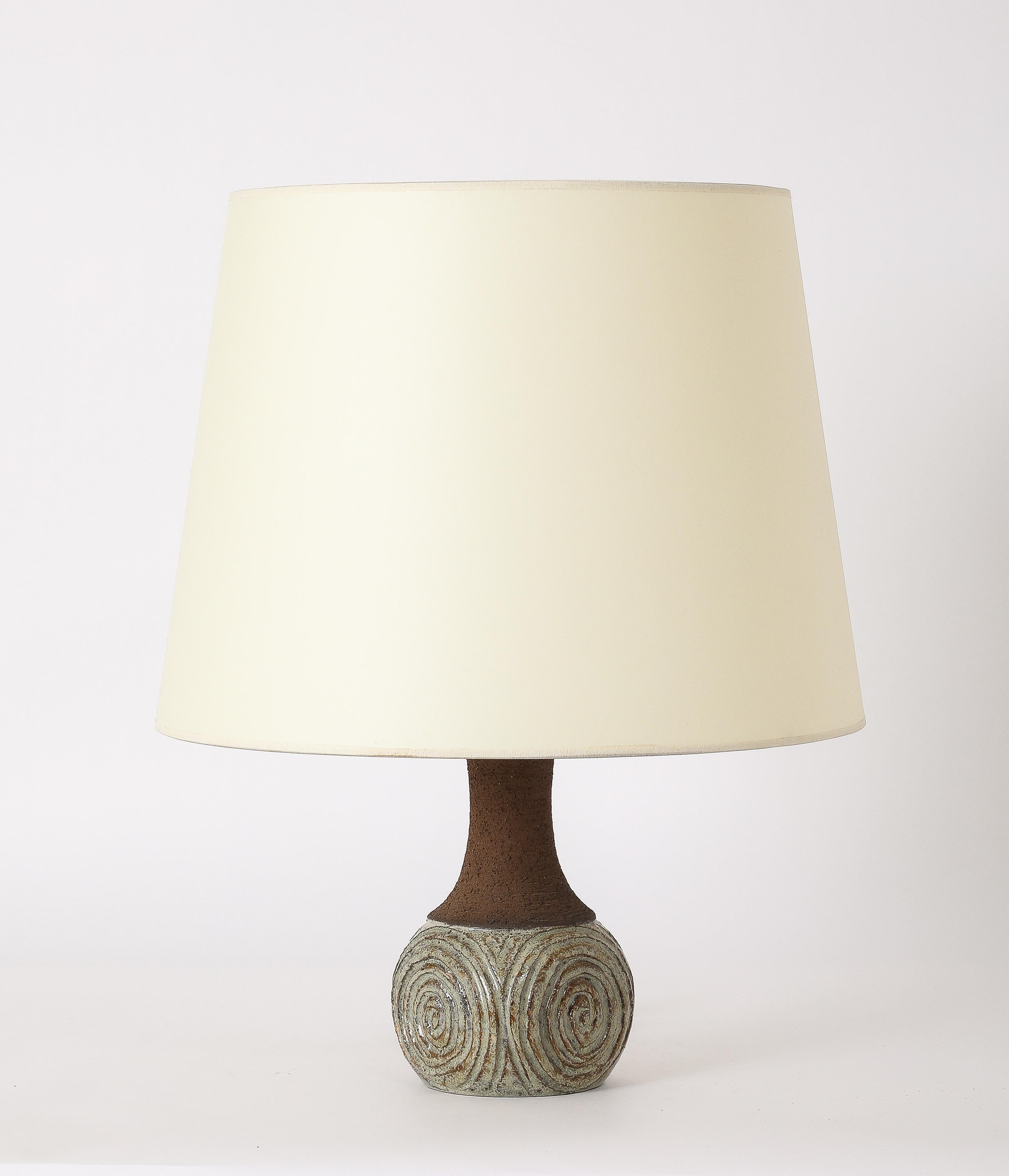 Lampe fuselée avec un col en faïence brute et un corps émaillé vert avec des incisions circulaires.

Base seulement 12x4.5x4.5