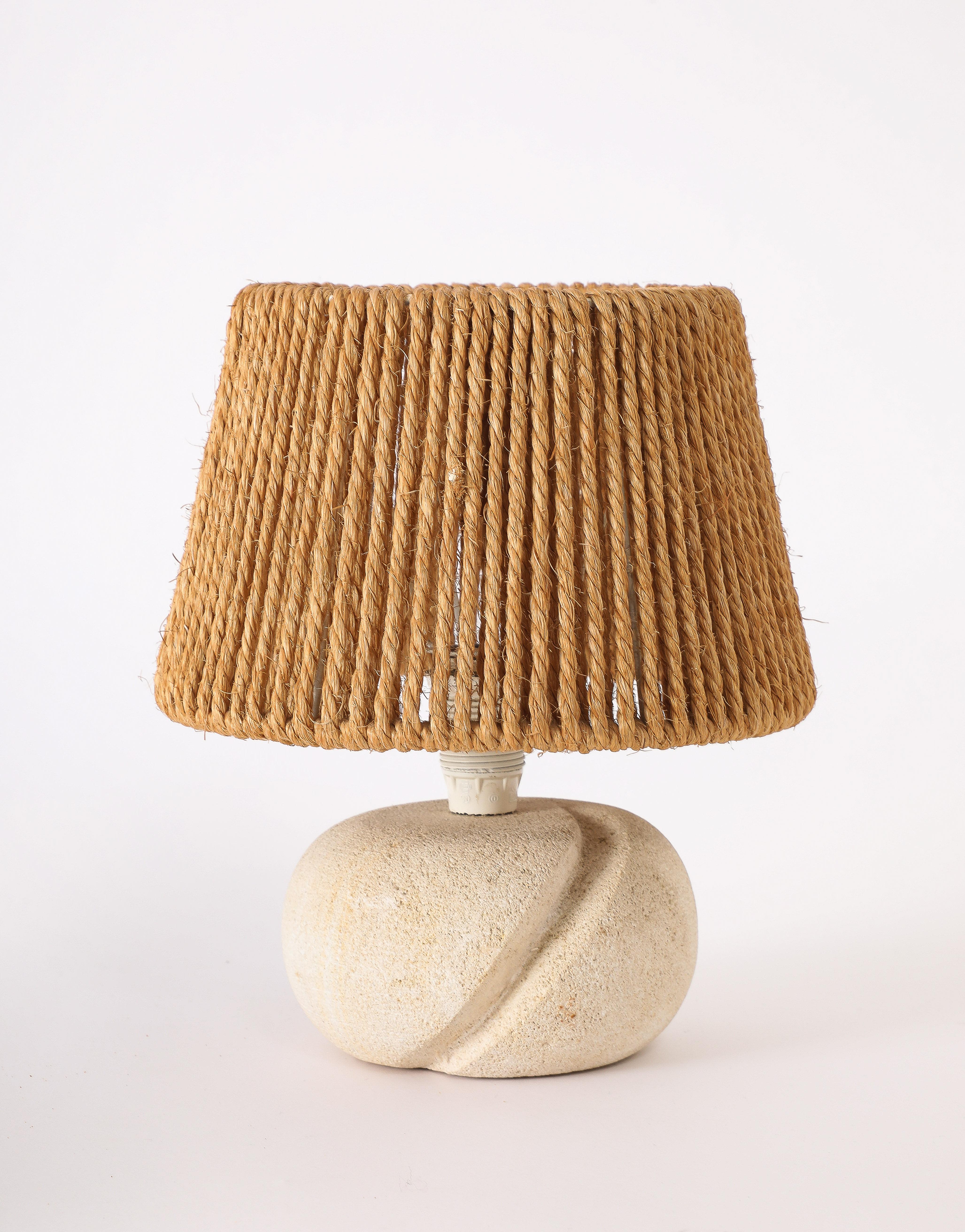 Lampada da tavolo Pierre du Gard intagliata con un'unica linea verticale intagliata.

Solo base 5x5