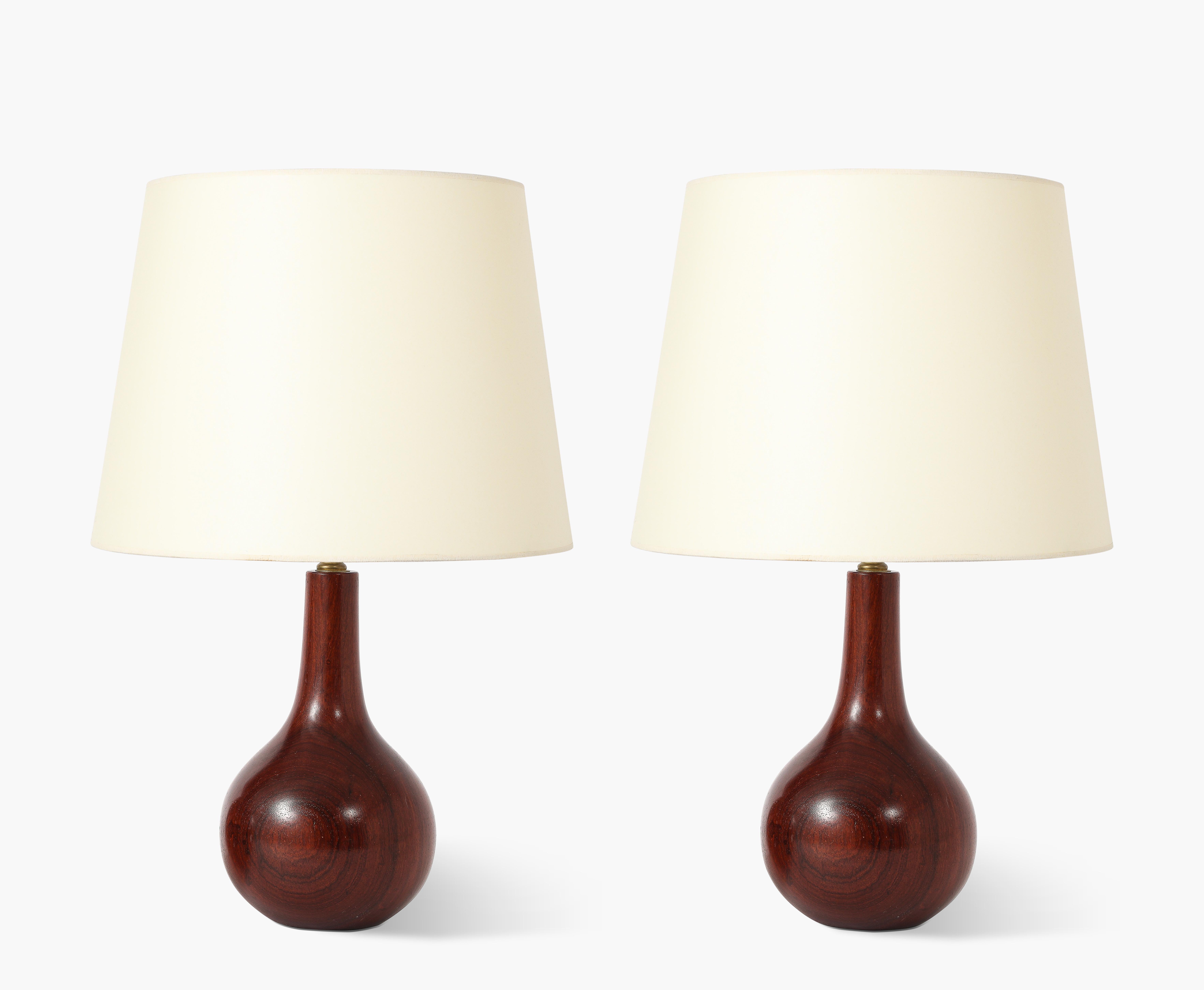 Paire de lampes en bois de rose massif tourné et finement poli.

23x16
Base seule 13x6