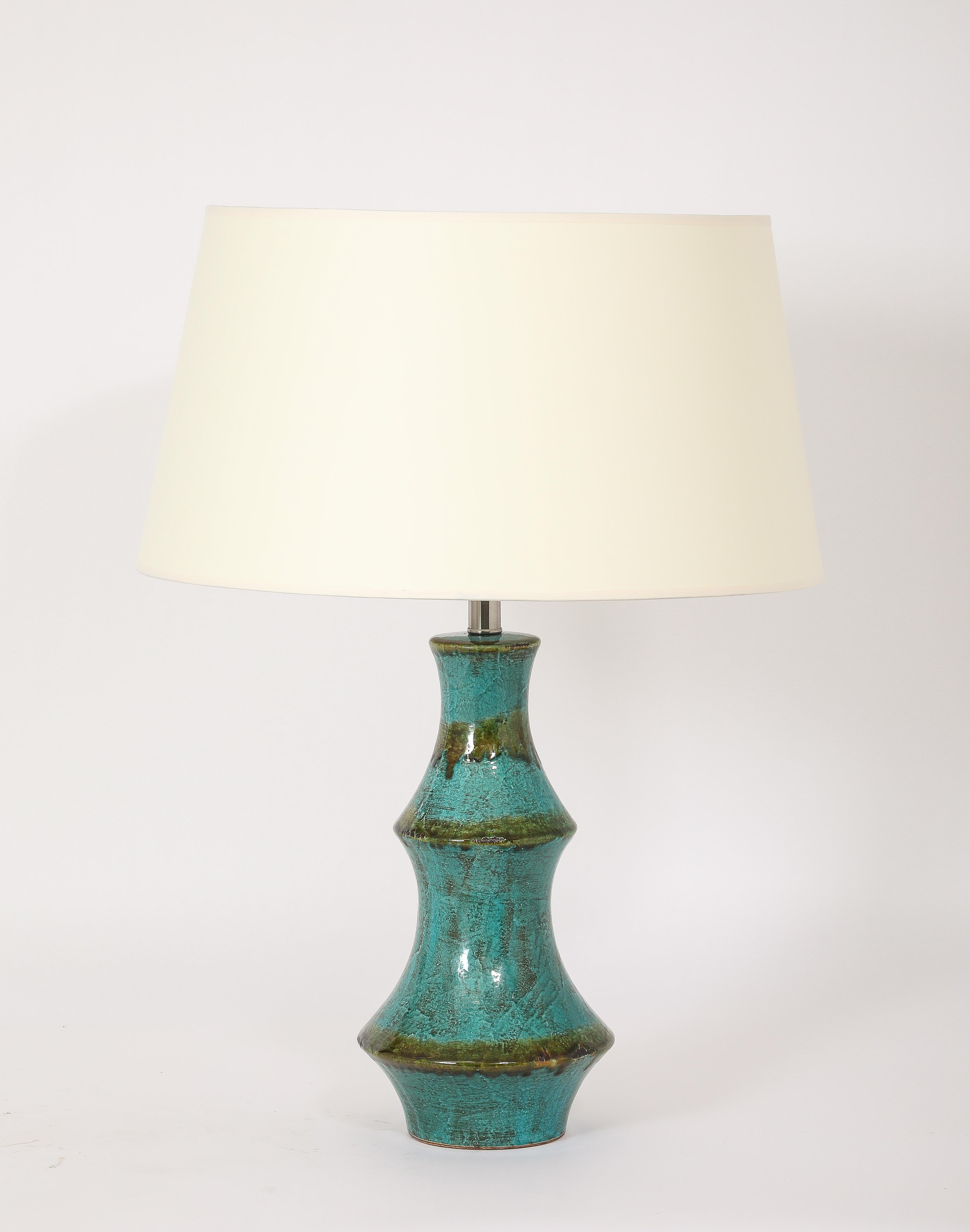 Lámpara de cerámica en forma de diábolo con vidriado azul verdoso.

29x20
Sólo base 19x9