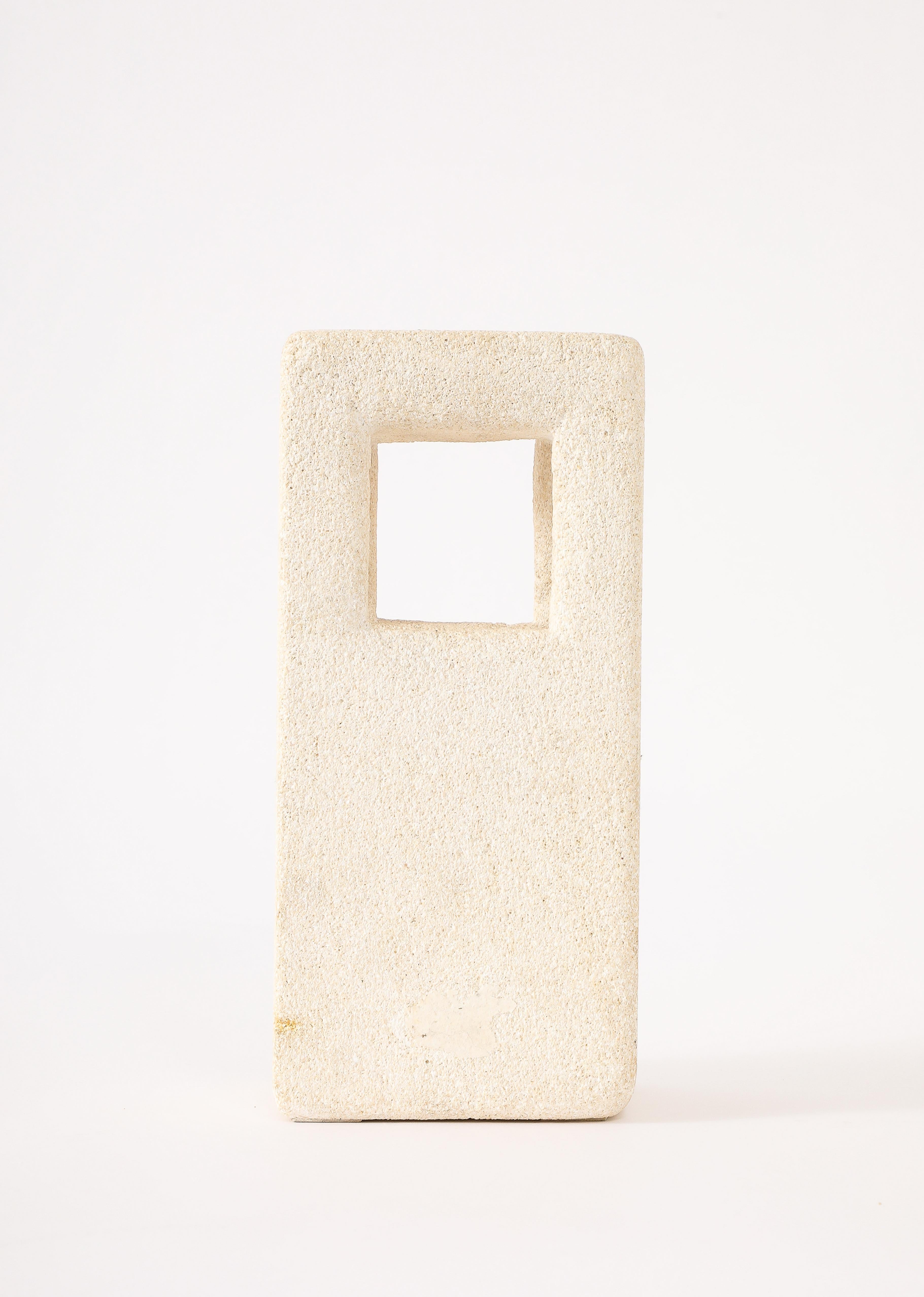 Massiv geschnitzte Pierre du Gard-Lampe mit quadratischen Ausschnitten für indirekte Beleuchtung.
