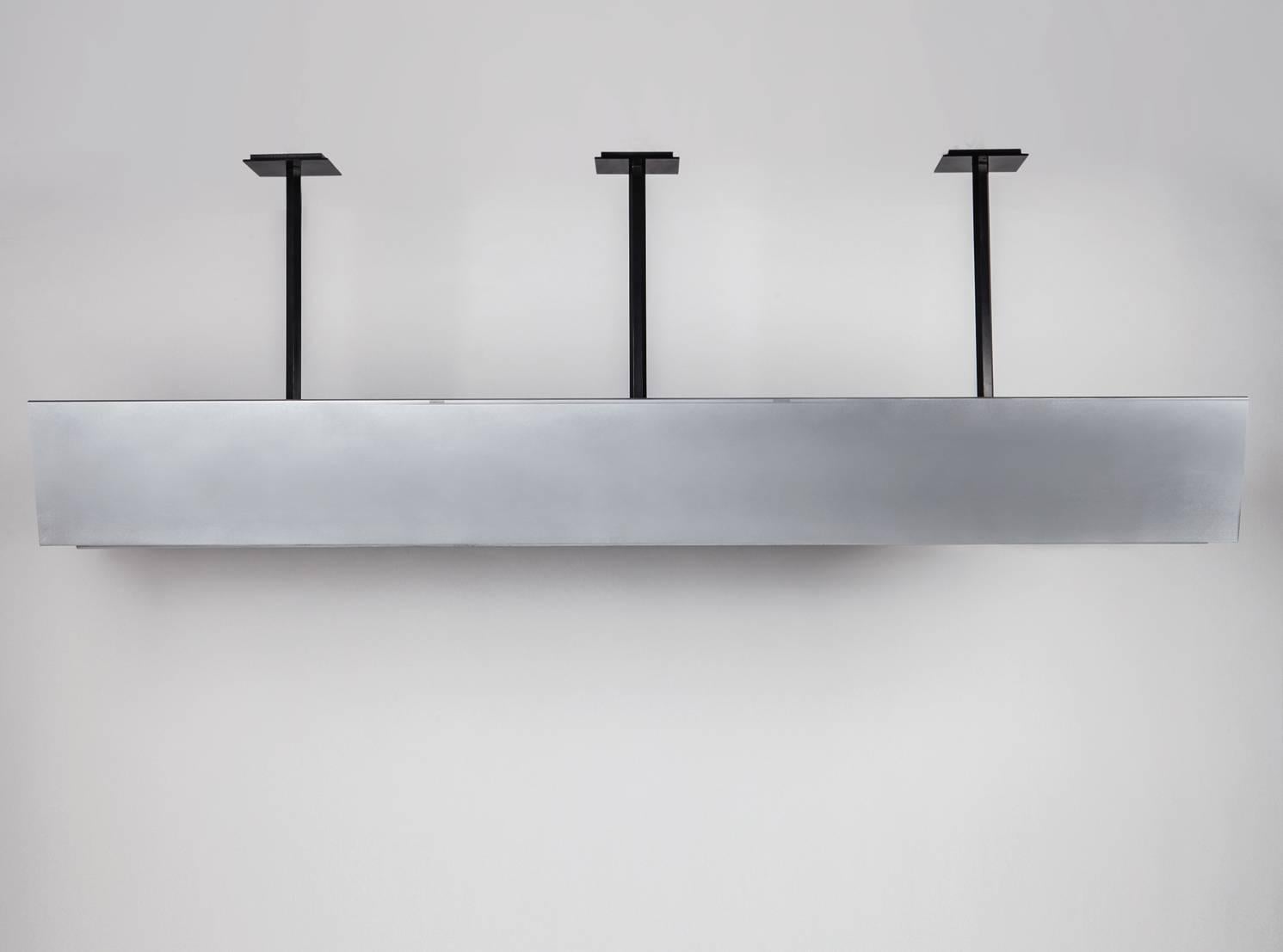 Moderne FERRER Pendentif linéaire grand format en métal et verre 001 en vente