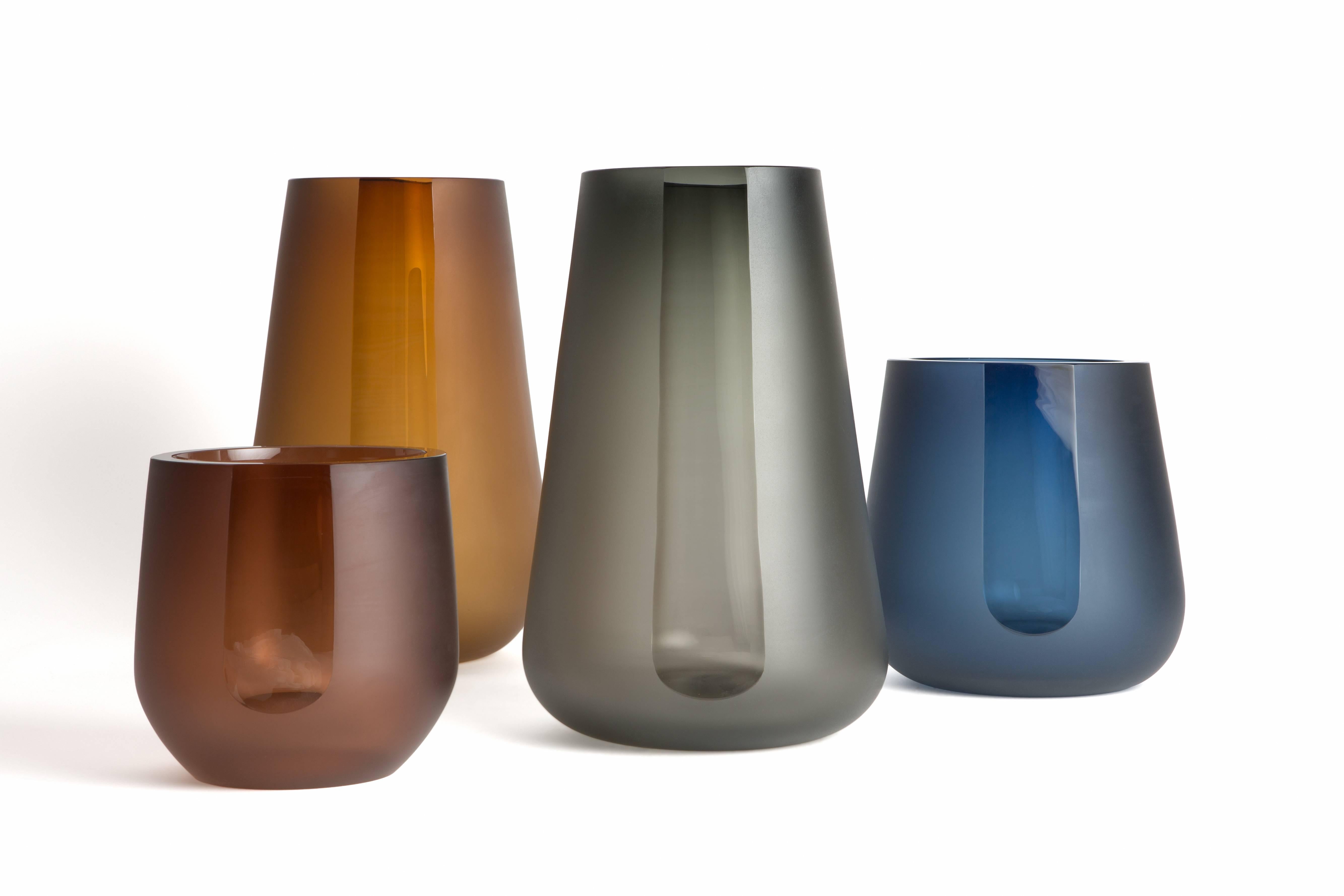Le vase Porto extra large est un simple exercice d'optique et de couleur. La couleur champagne et la lumière réfléchissante sont diffusées par une gravure en surface. Un seul panneau, ou 