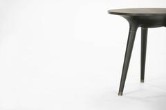 Mesa auxiliar, auxiliar o auxiliar contemporánea de nogal tallado con detalles de latón