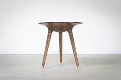 Zeitgenössischer Beistell-, Beistell- oder Beistelltisch aus geschnitztem Nussbaumholz mit Messingakzenten