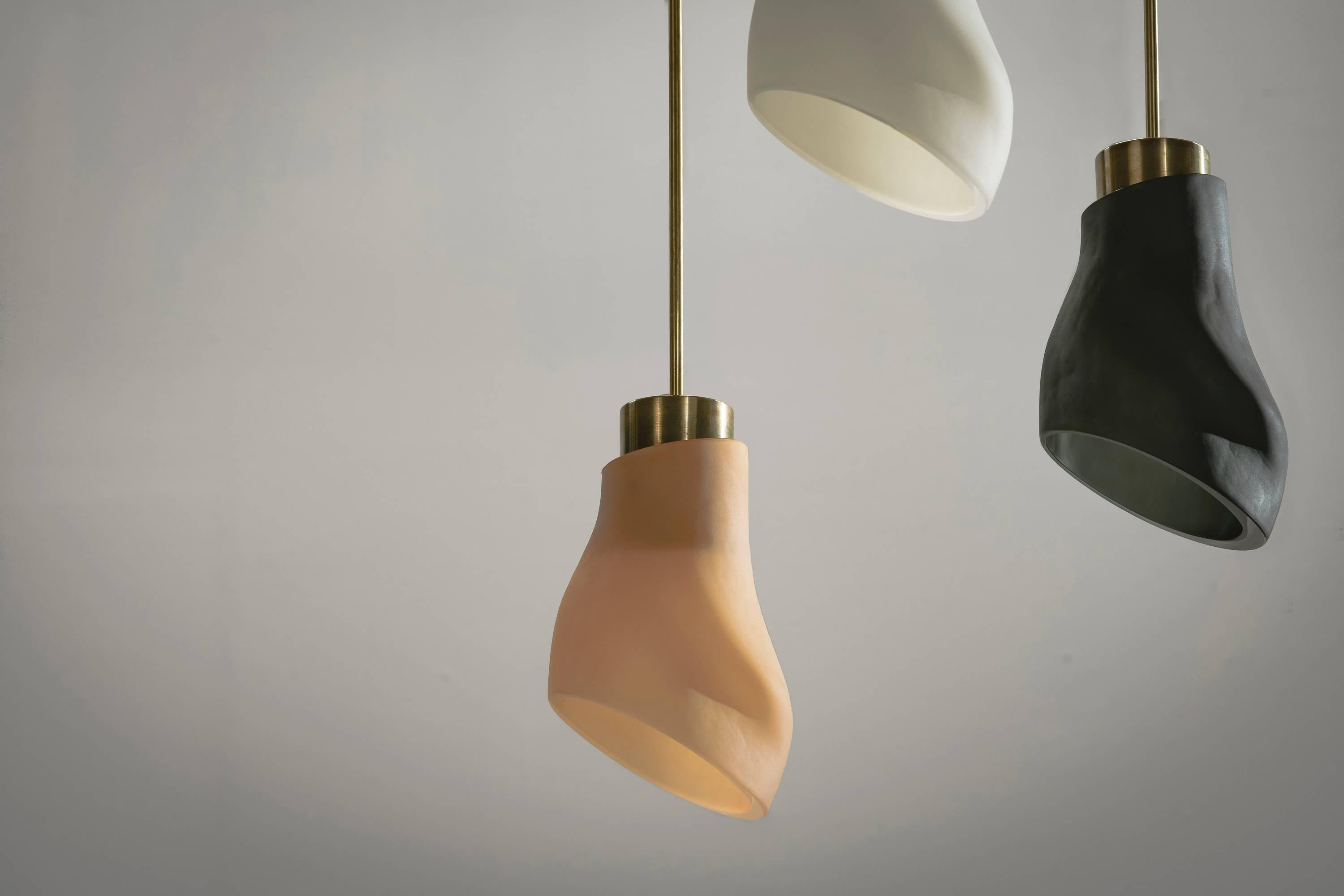 Lampada a sospensione S001 della Serie001 di Vincent Pocsik.

Lampada a sospensione in vetro soffiato a mano con hardware in ottone massiccio. 

Vincent Pocsik trova l'equilibrio tra vecchie e nuove tecniche di fabbricazione che lavorano insieme per
