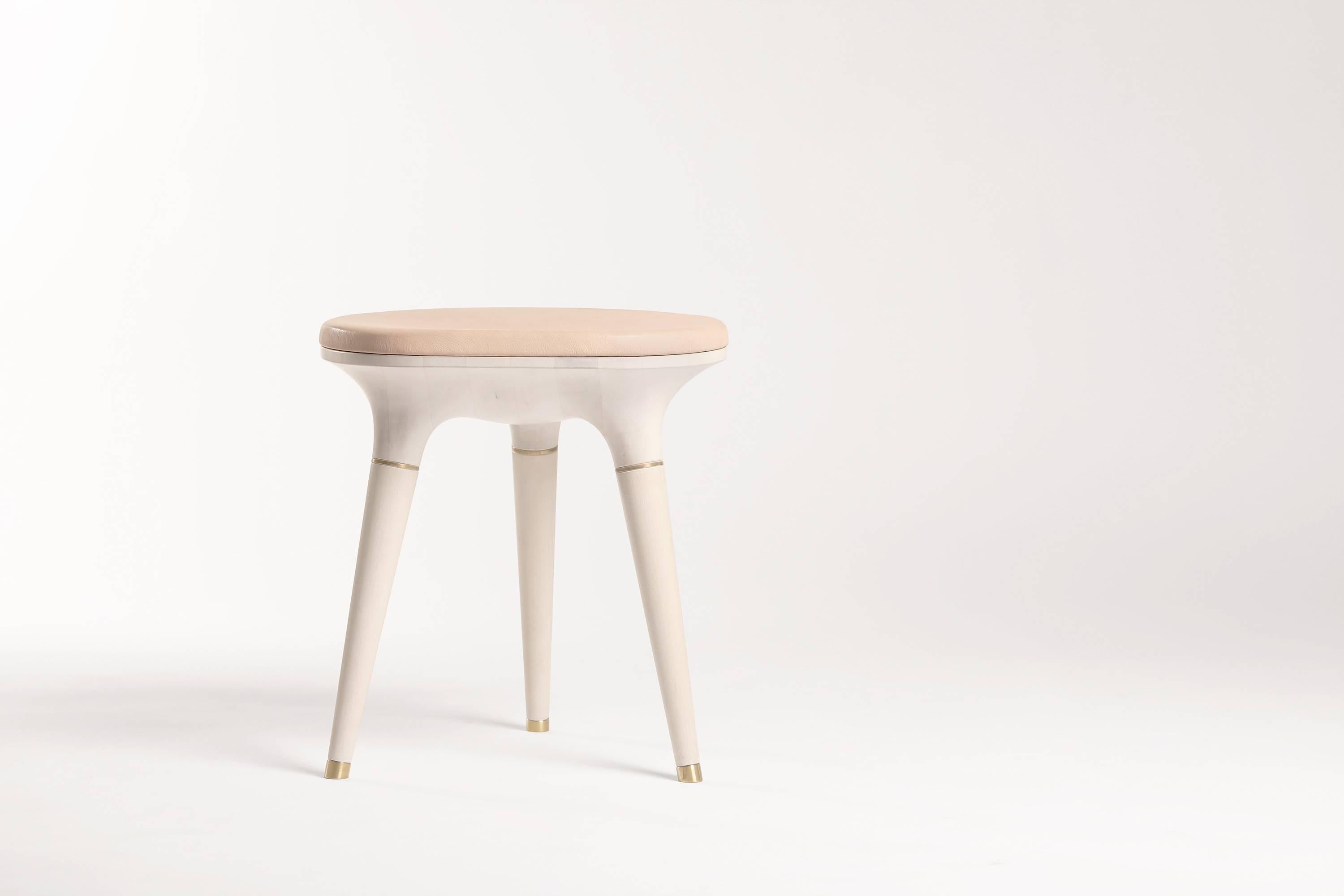 Sbiancato Sgabello contemporaneo in acero intagliato, ottone e pelle in vendita