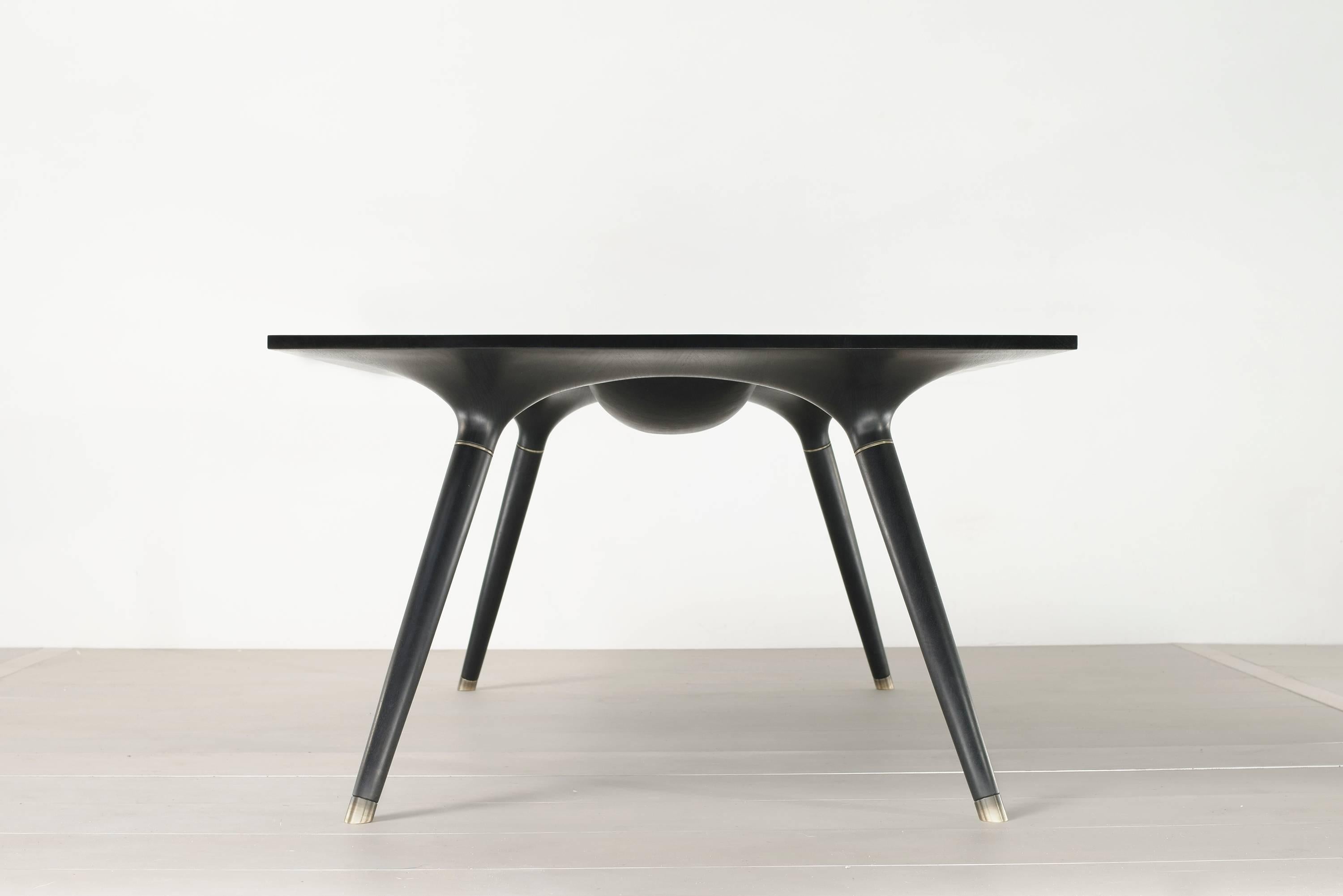 Tavolino 001 della Serie 001 di Vincent Pocsik.

Noce intagliato ebanizzato con accenti in ottone e custodia in pelle stampata. 

Vincent Pocsik trova l'equilibrio tra vecchie e nuove tecniche di fabbricazione che lavorano insieme per trovare una