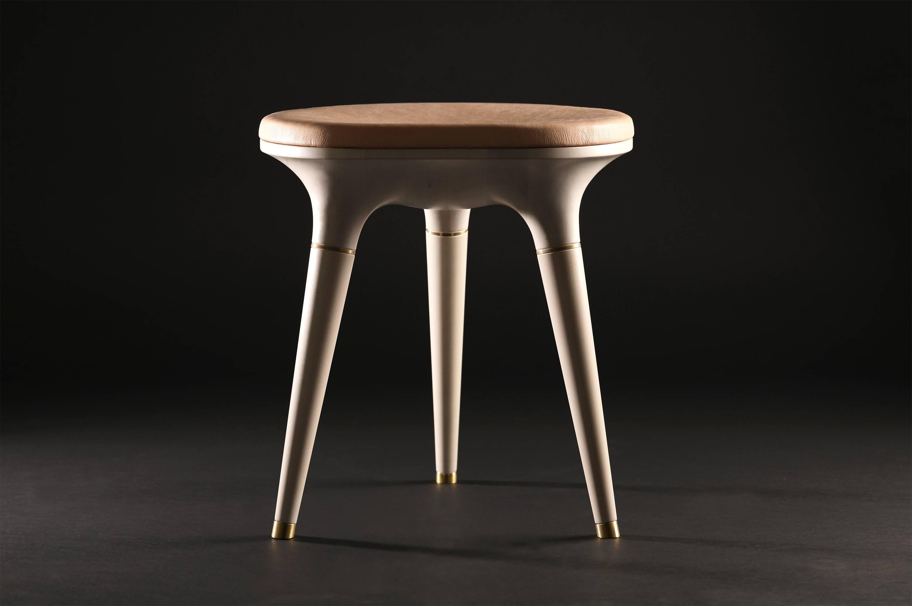 Bone Stool001 della Serie 001 di Vincent Pocsik.

Sgabello in acero intagliato con cuscino in pelle e inserti in ottone. Qui mostrato con un top in osso e pelle vegetale naturale.

Vincent Pocsik trova l'equilibrio tra vecchie e nuove tecniche di