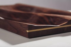 Bandeja contemporánea tallada en nogal acabado natural con acento de latón