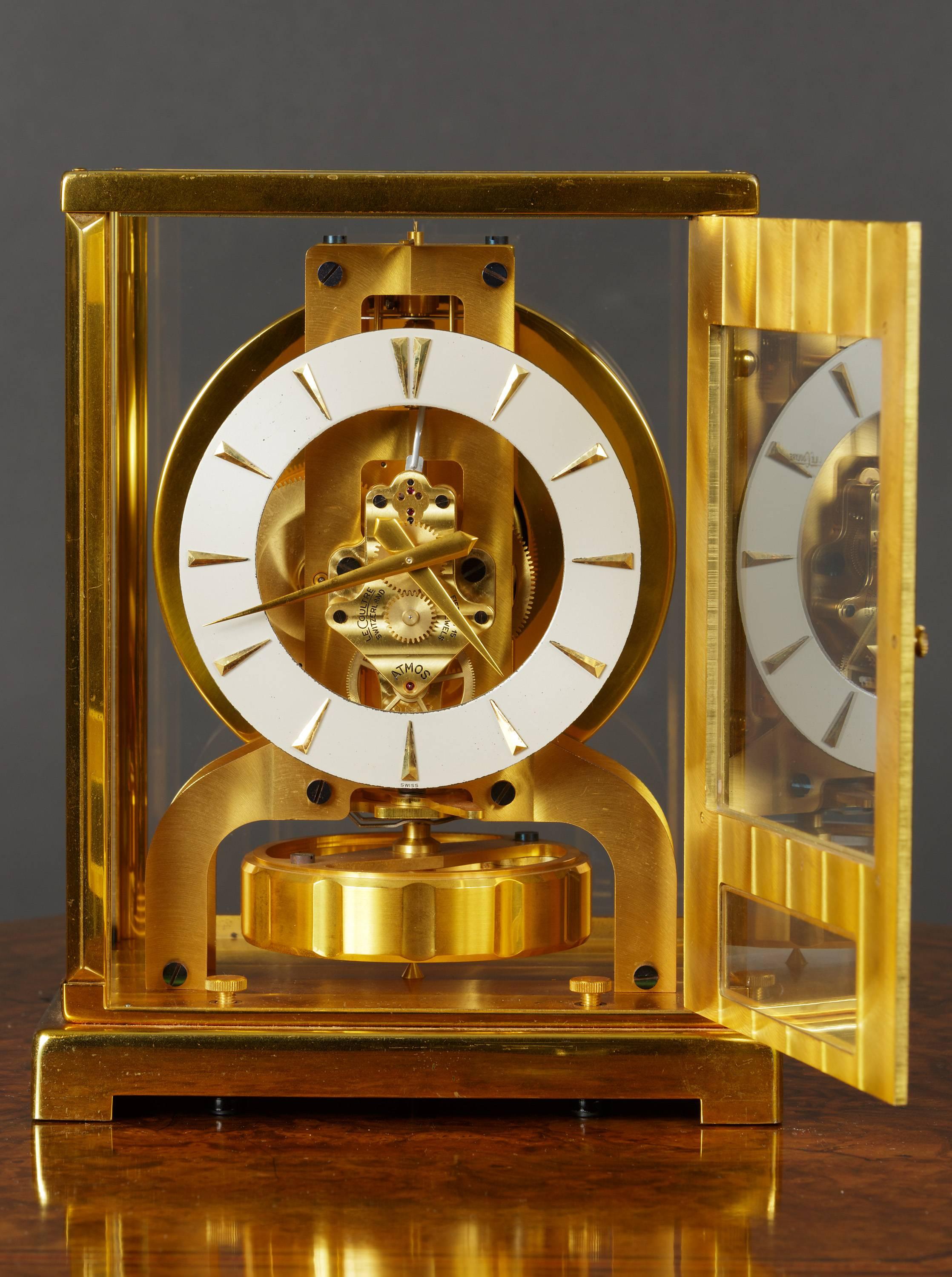 Gold plated Jaeger Le Coultre Atmos ‘Tuxedo’ clock.

Ruby jewelled movement signed ‘Jaeger Le Coultre’.

Silvered dial with baton numerals and original gold plated hands. Oscillating indented disc pendulum. Opening glazed front