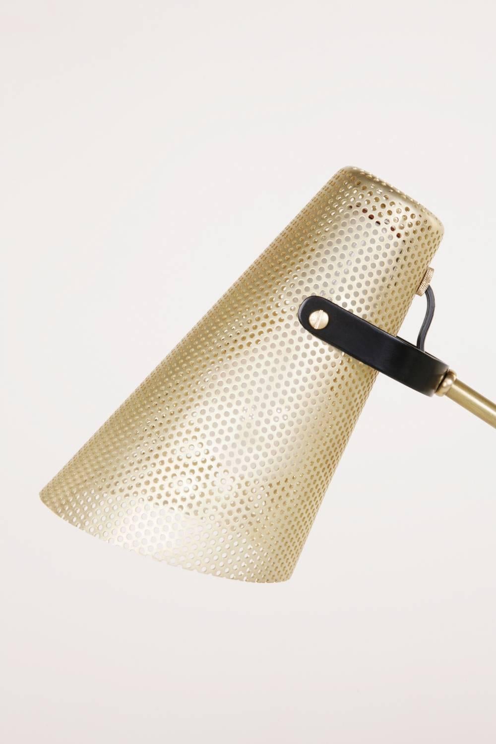 Schwarze Tischlampe aus Messing mit perforiertem Schirm von Ebenholz  (Industriell) im Angebot