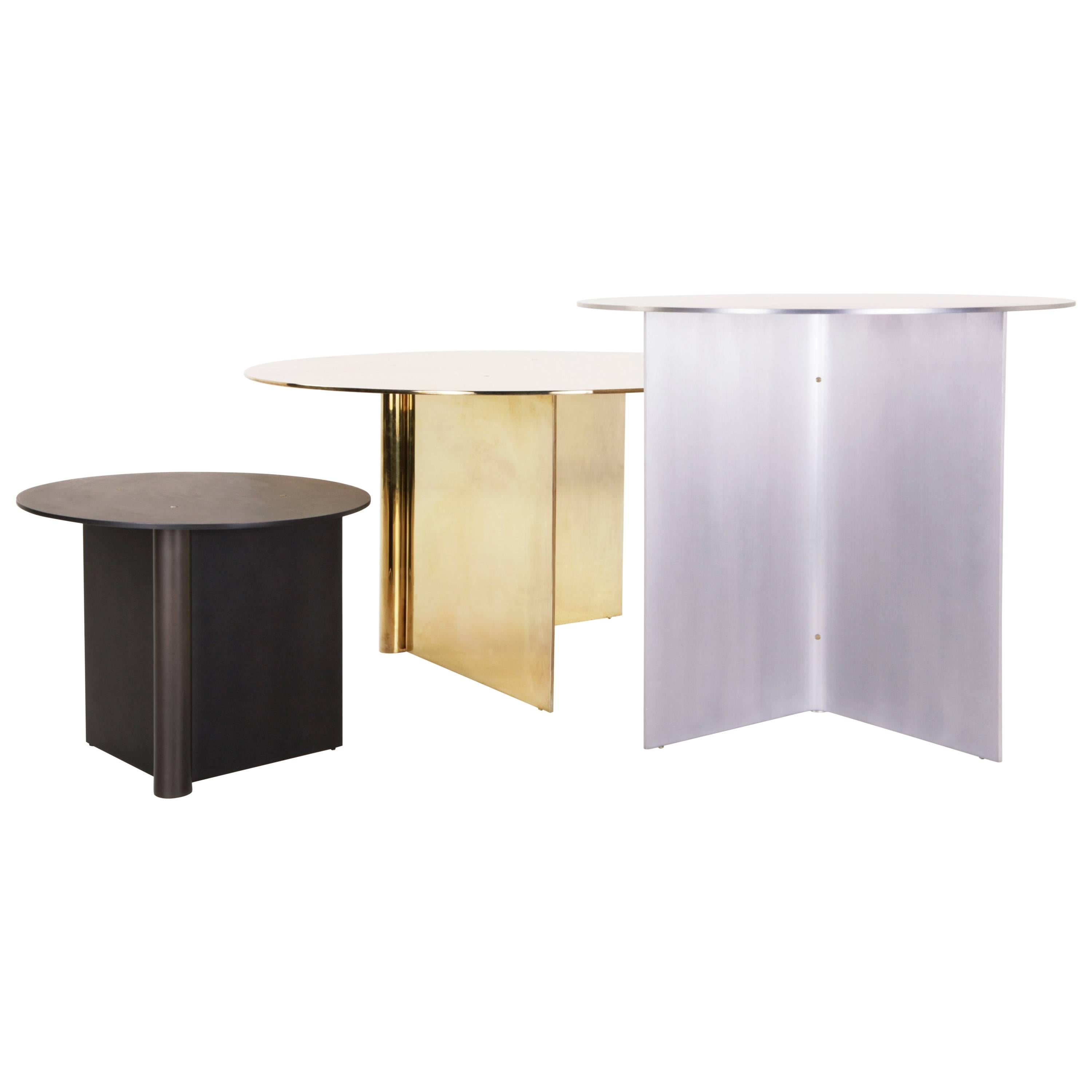 Measures: Large I W 31.5in (80cm) x D 31.5in (80cm) x H 17.5in (44.5cm)

The Os table is made of aluminium with standard finishes in satin brass, polished brass, copper, blackened or matte brushed aluminium. Each table comes with brass screws and