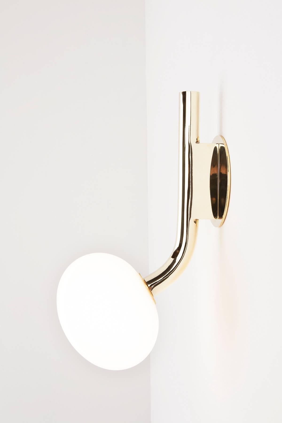 Americano Etoile Sconce con stelo in ottone lucido e paralume in vetro soffiato e sabbiato a mano in vendita