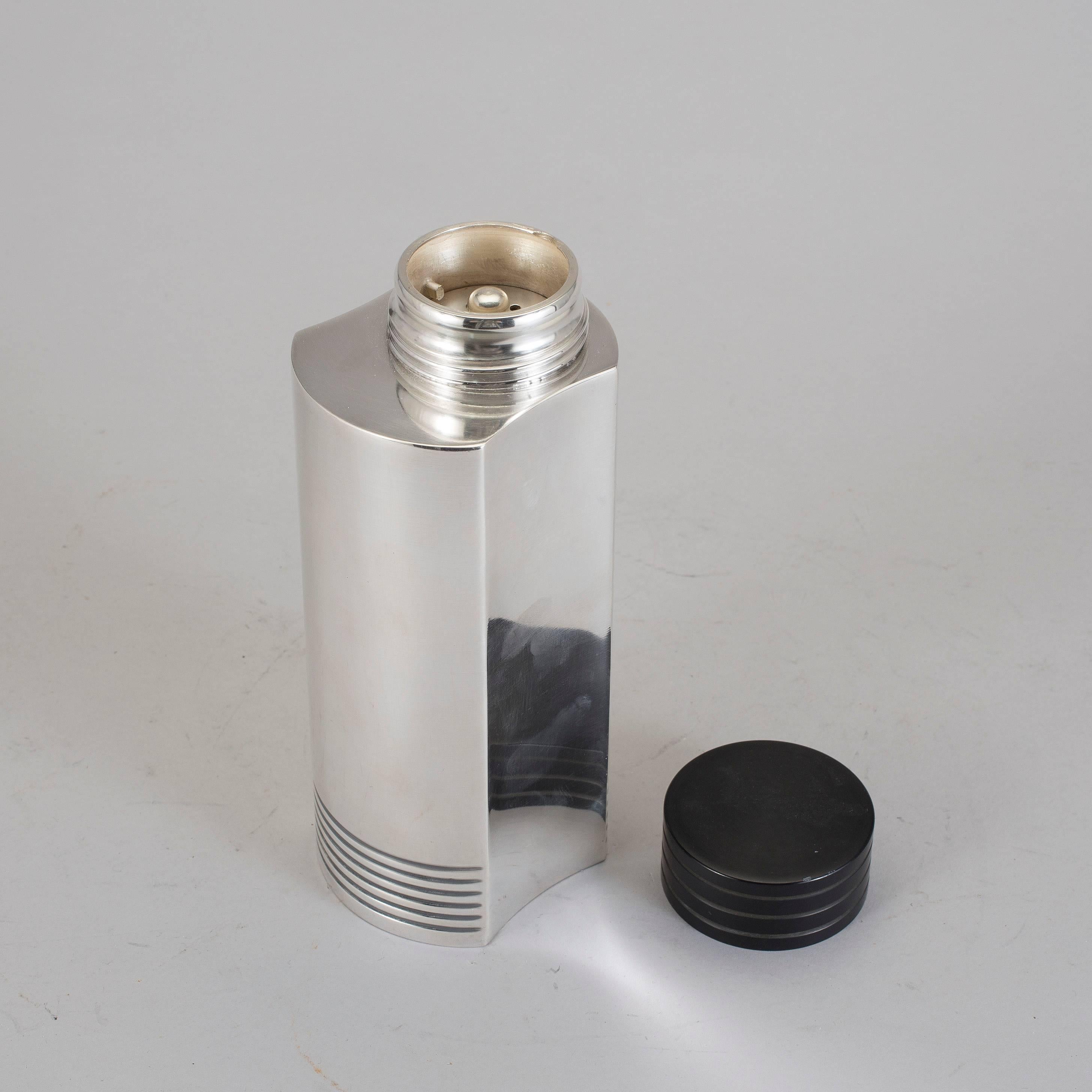 Cocktail Shaker by Folke Arstrom In Excellent Condition In Los Gatos, CA