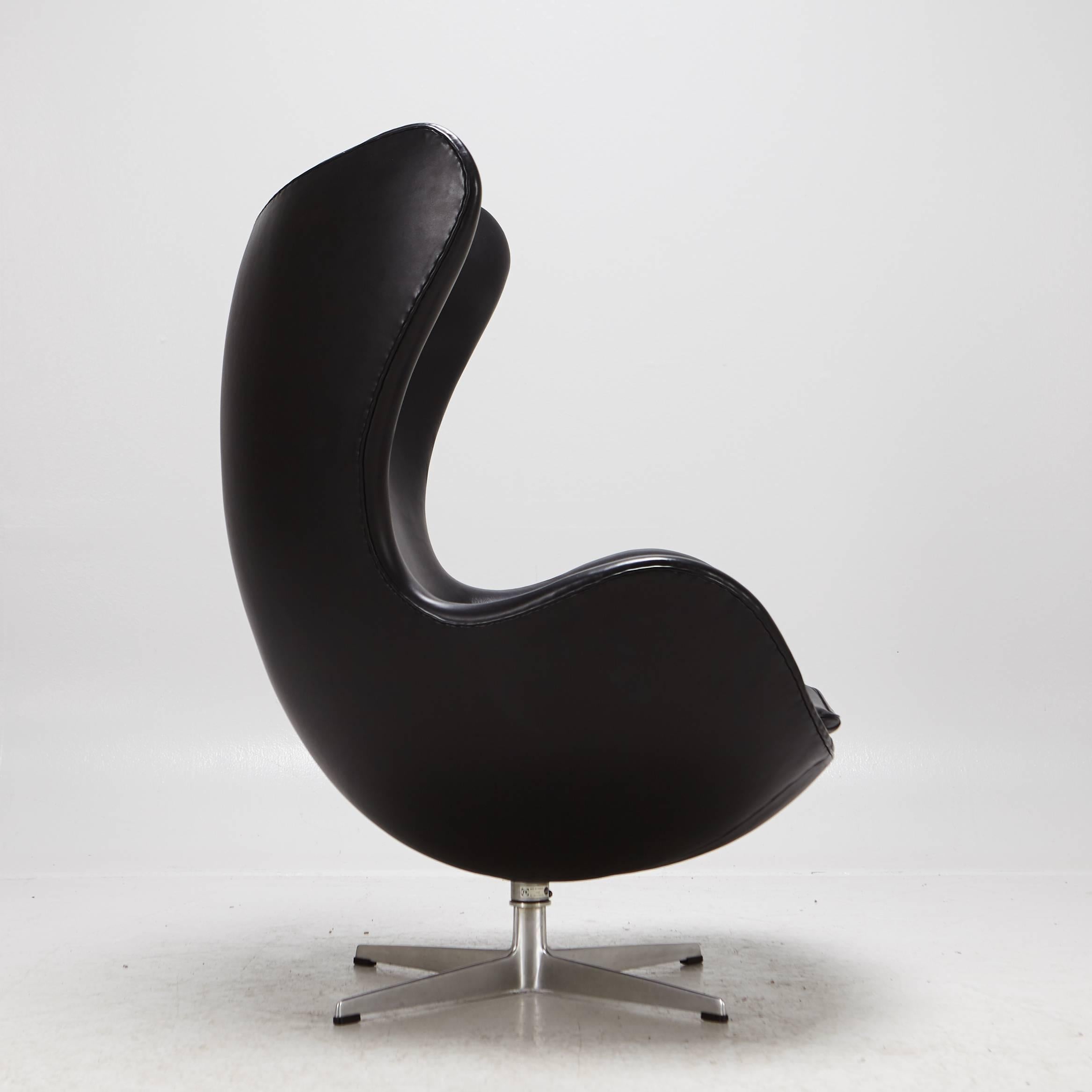 Arne Jacobsen Egg Chair  In Good Condition For Sale In Los Gatos, CA