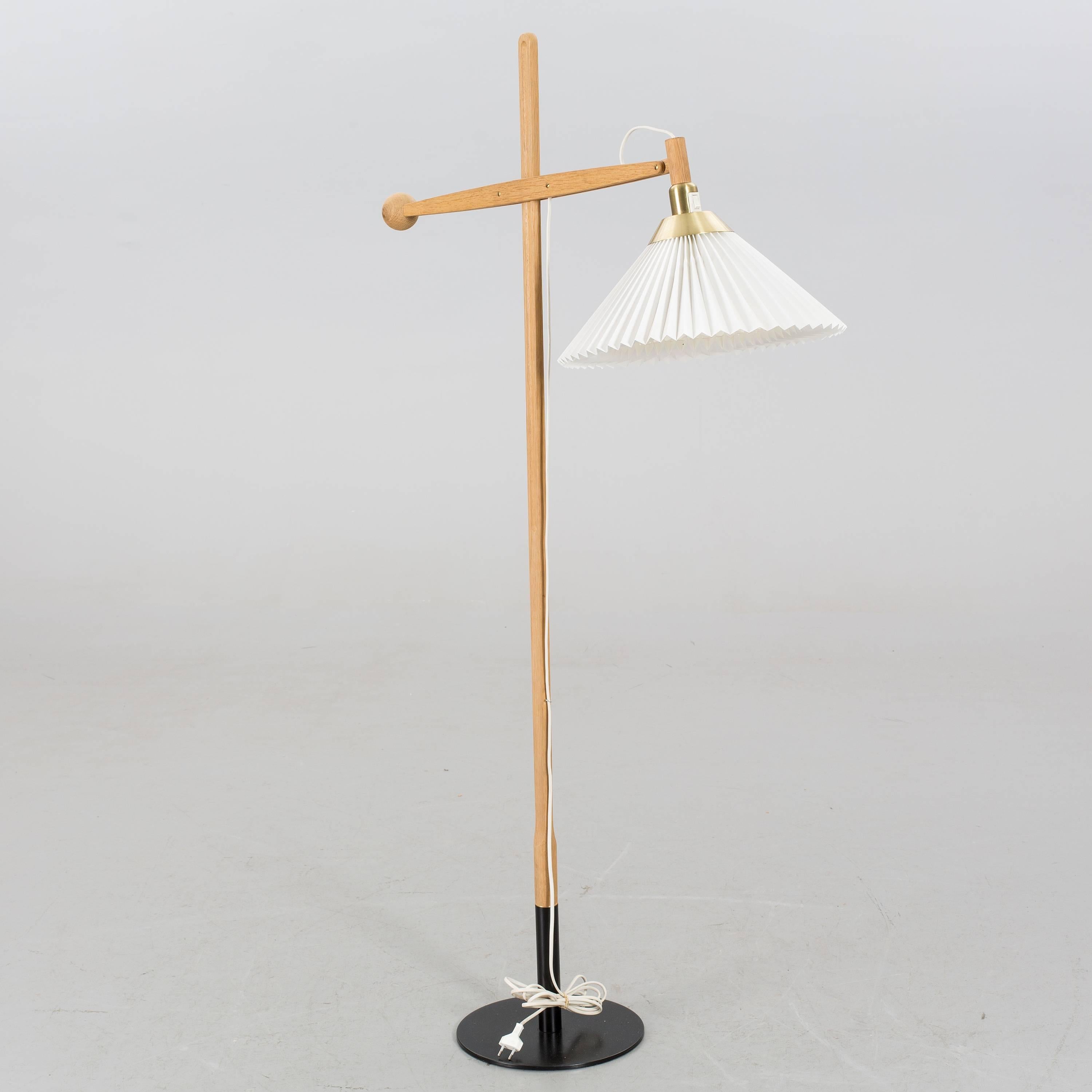 Rare floor lamp model 325 designed by Vilhelm Wohlert. Produced by Le Klint in Denmark.