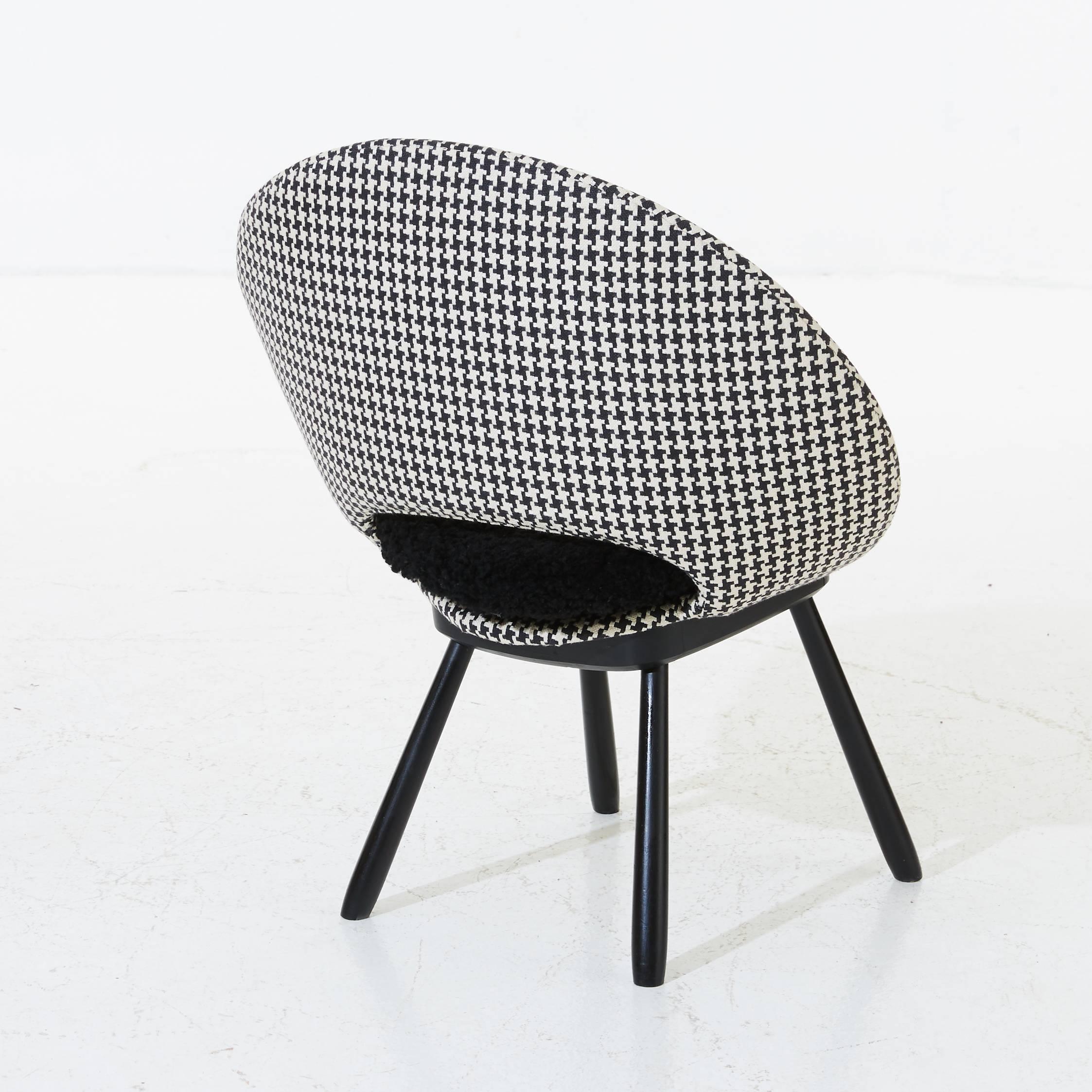 Beautiful Swedish chair, 1950s, Houndstooth pattern with sheepskin seat. 

Seat height 38cm.