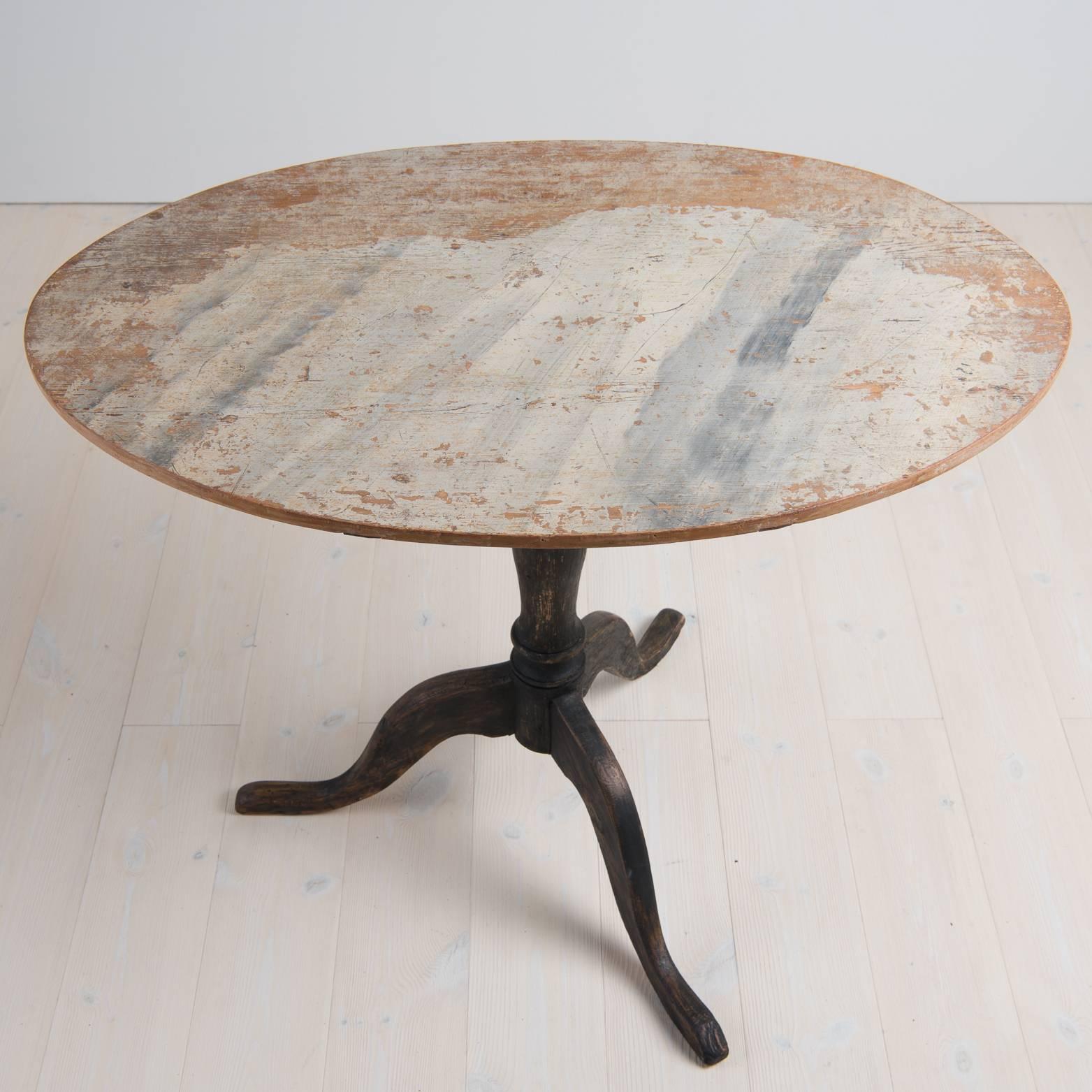 18th Century Swedish Rococo Tilt-Top Table in Original Paint In Good Condition In Kramfors, SE
