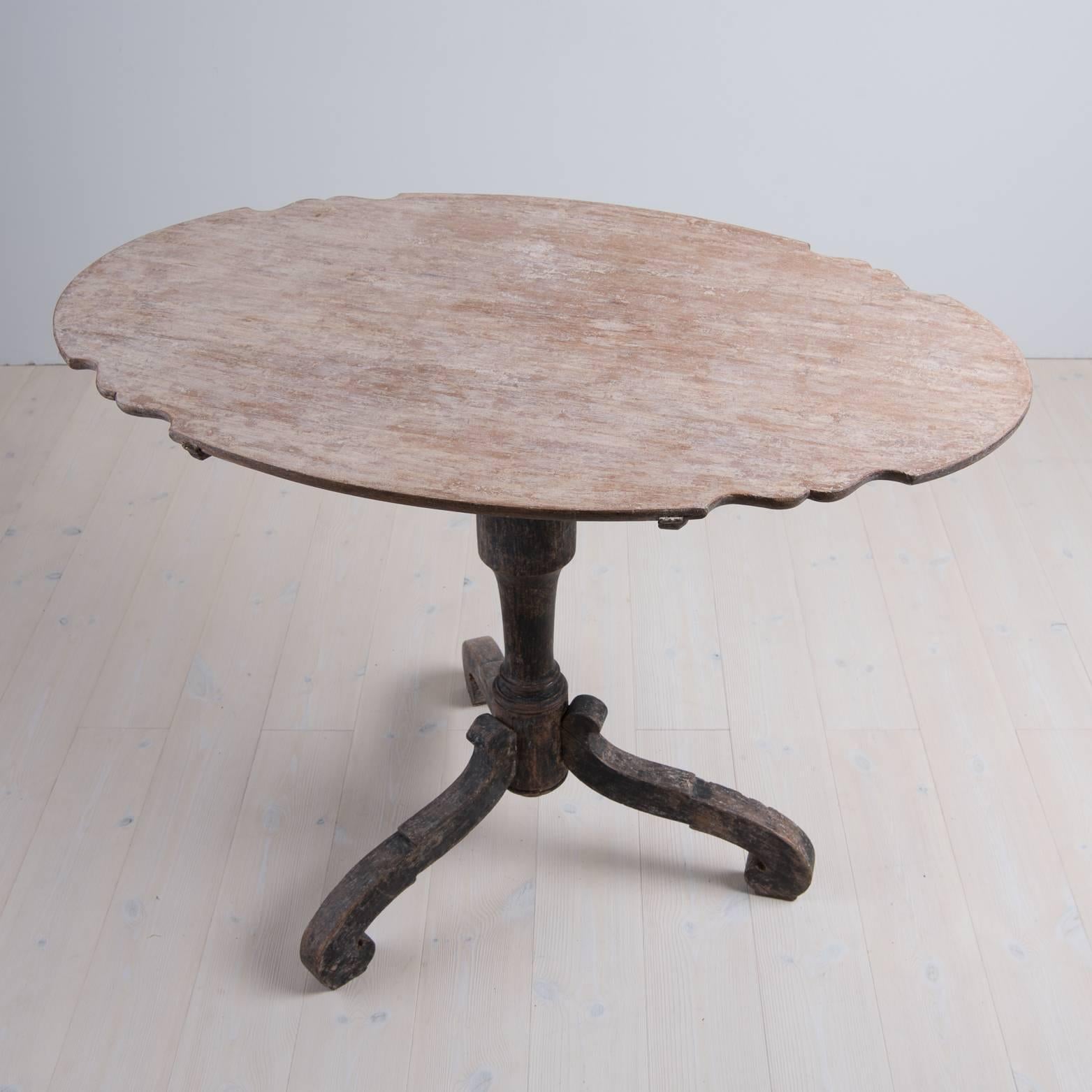 Mid 18th Century Large Swedish Baroque Tilt-Top Table  In Good Condition In Kramfors, SE