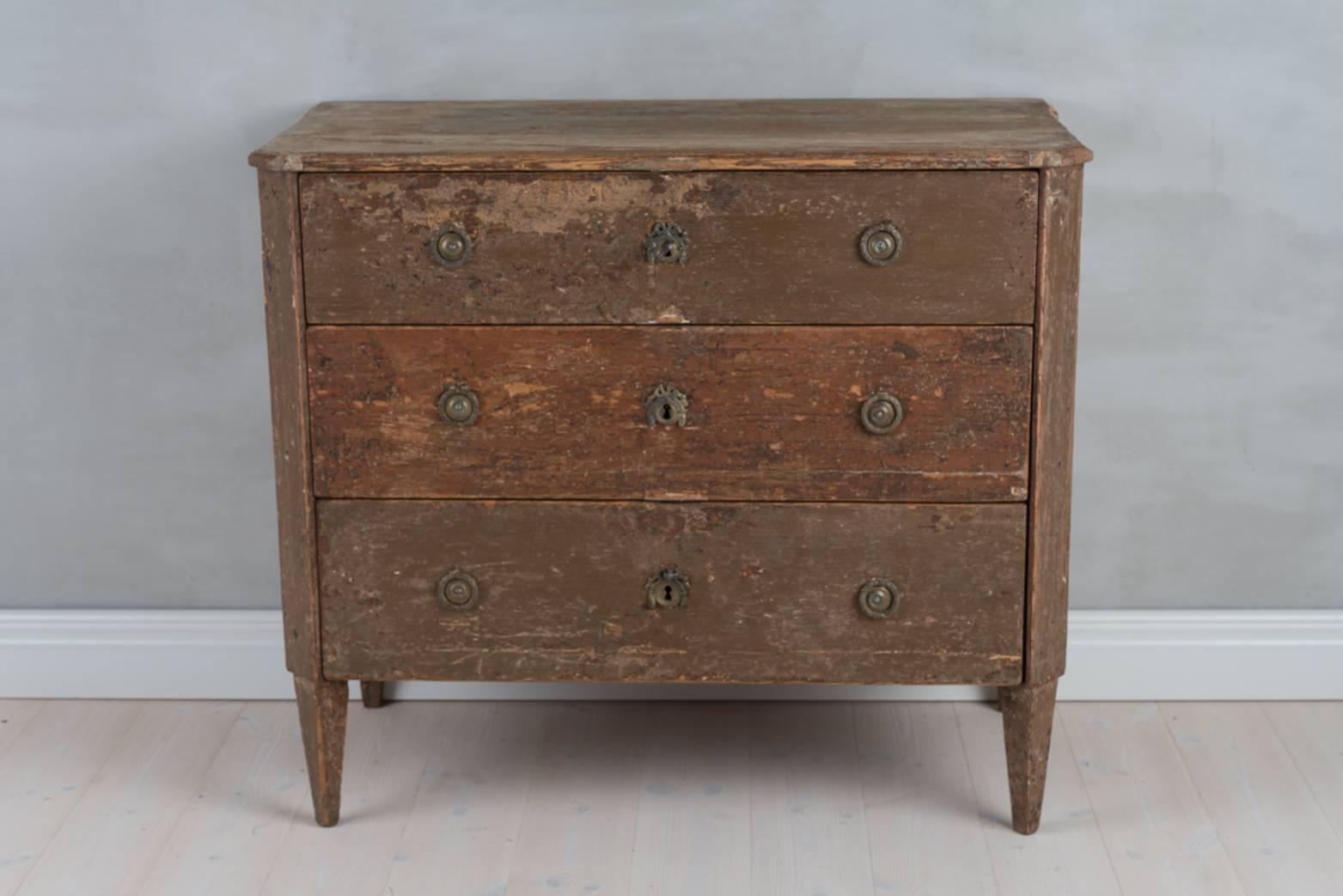 Gustavian bureau with three drawers. The bureau has canted corners and has been scraped to original paint. Lock, key and hardware are all original.