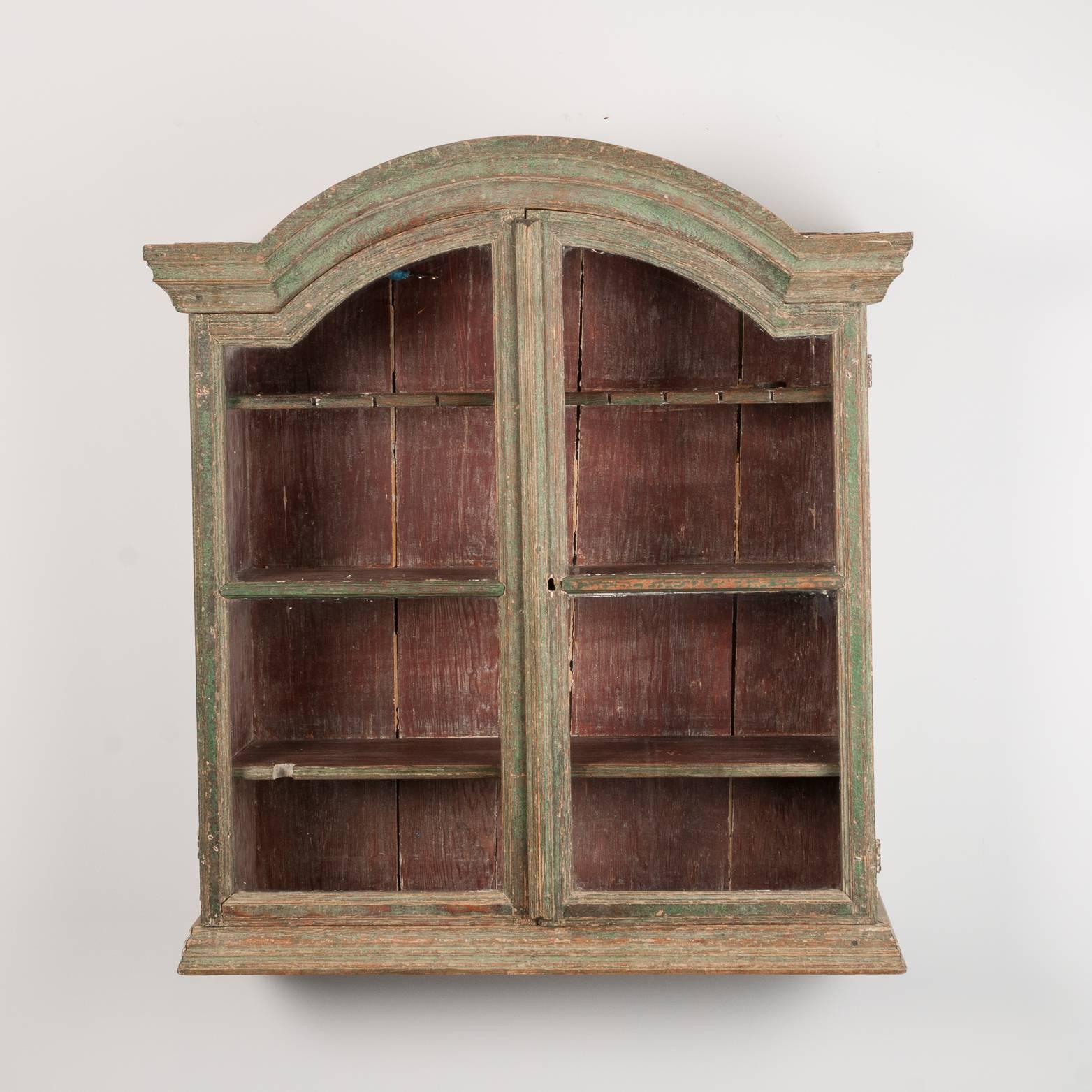 18th Century Wall Cabinet from the Rococo Period with Showcase Doors In Good Condition In Kramfors, SE