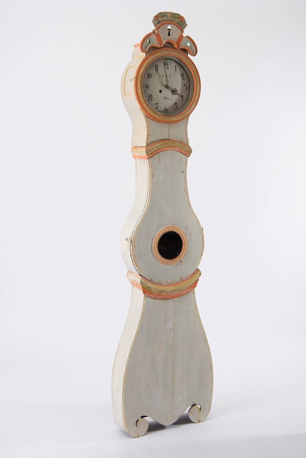 Rokoko-Langgehäuseuhr aus Nordschweden, hergestellt in den ersten Jahren des 19. Jahrhunderts. Die Standuhr oder Mora-Uhr, wie sie manchmal genannt wird, ist bis auf die Originalfarbe trocken geschabt. Auf der Innenseite der Uhr steht, dass sie