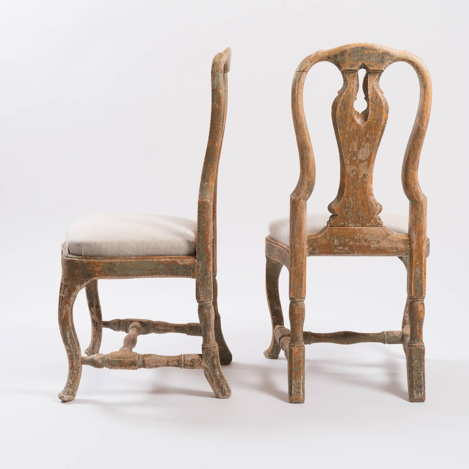 Schwedische Rokoko-Stühle des 18. Jahrhunderts (Gemalt) im Angebot