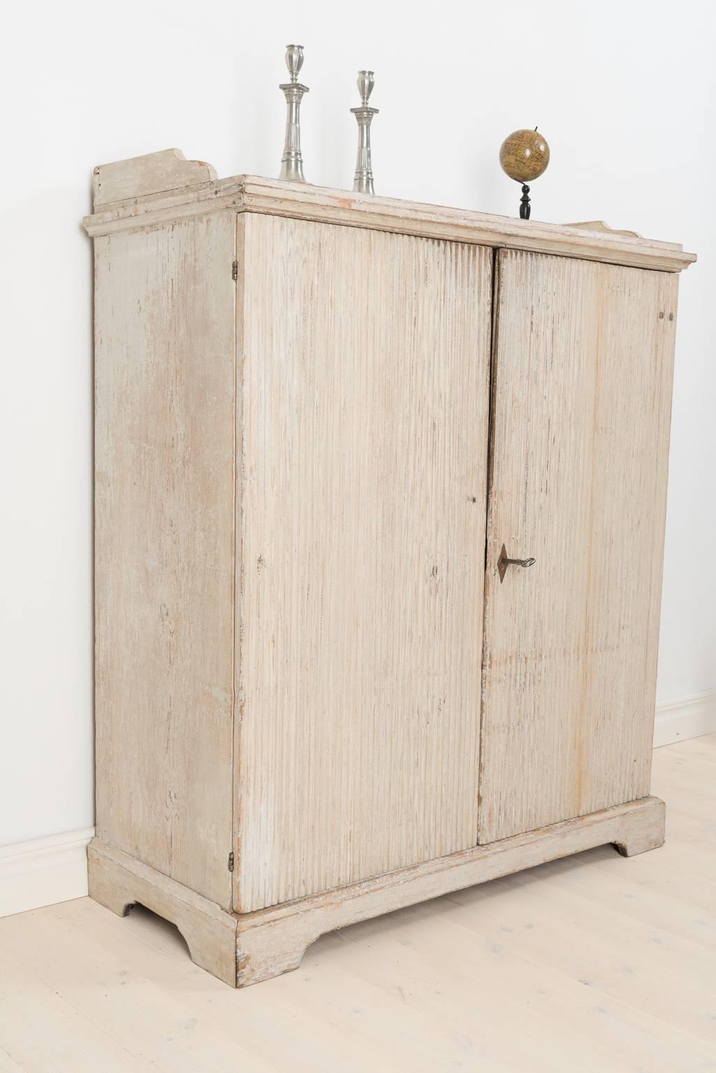 18th Century Provincial Gustavian Sideboard with Original Paint In Good Condition In Kramfors, SE
