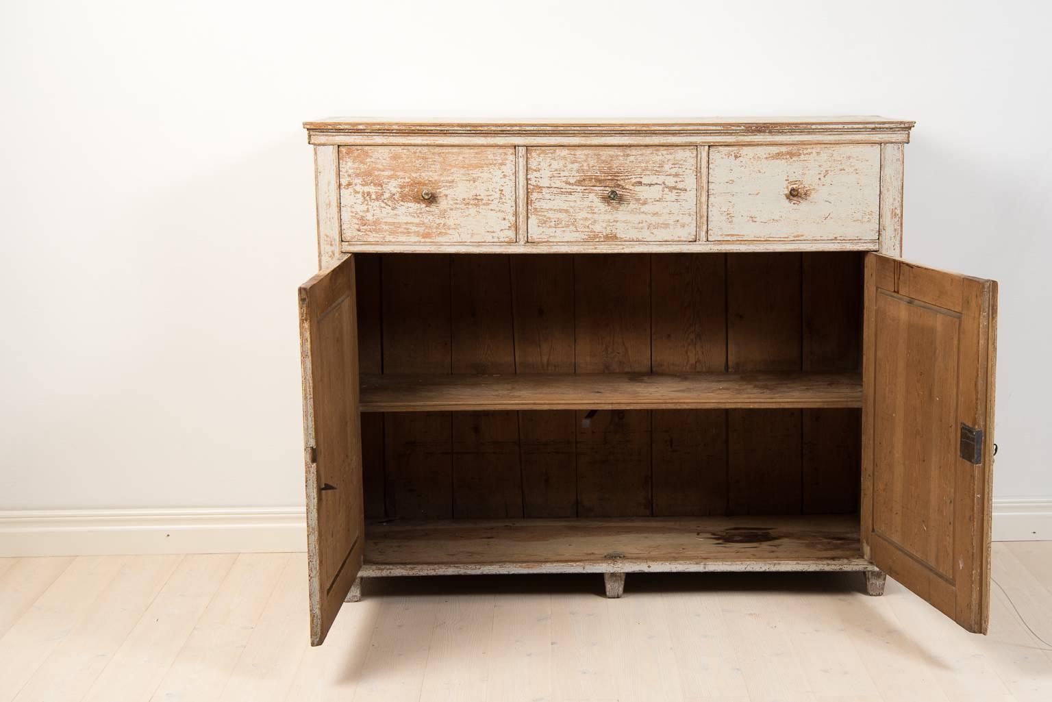 Early 19th Century Swedish Sideboard  In Good Condition In Kramfors, SE