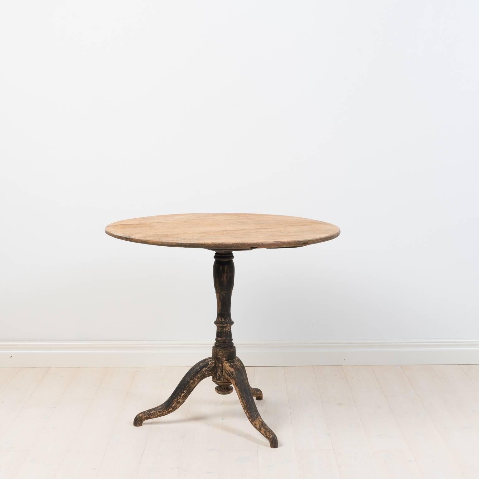 18th Century Swedish Tilt-Top Table In Good Condition In Kramfors, SE