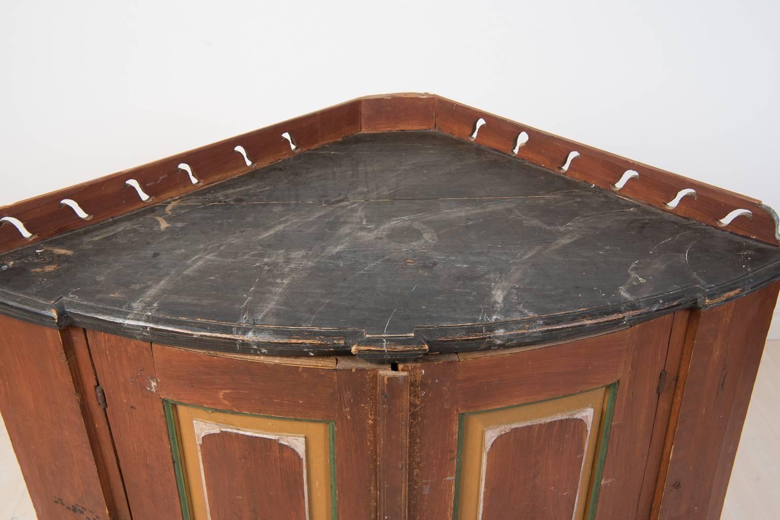 Gustavianische Eck Sideboard aus dem 18. Jahrhundert mit unberührter Originalpatina (Kiefernholz) im Angebot