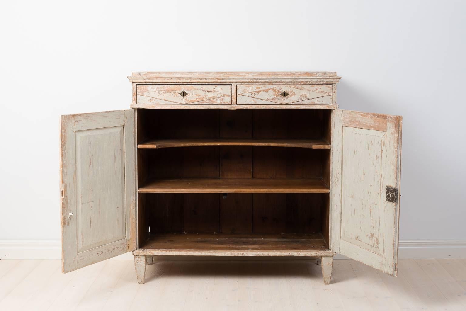 18th Century Swedish Gustavian Sideboard Dry Scraped to Original Paint In Good Condition In Kramfors, SE