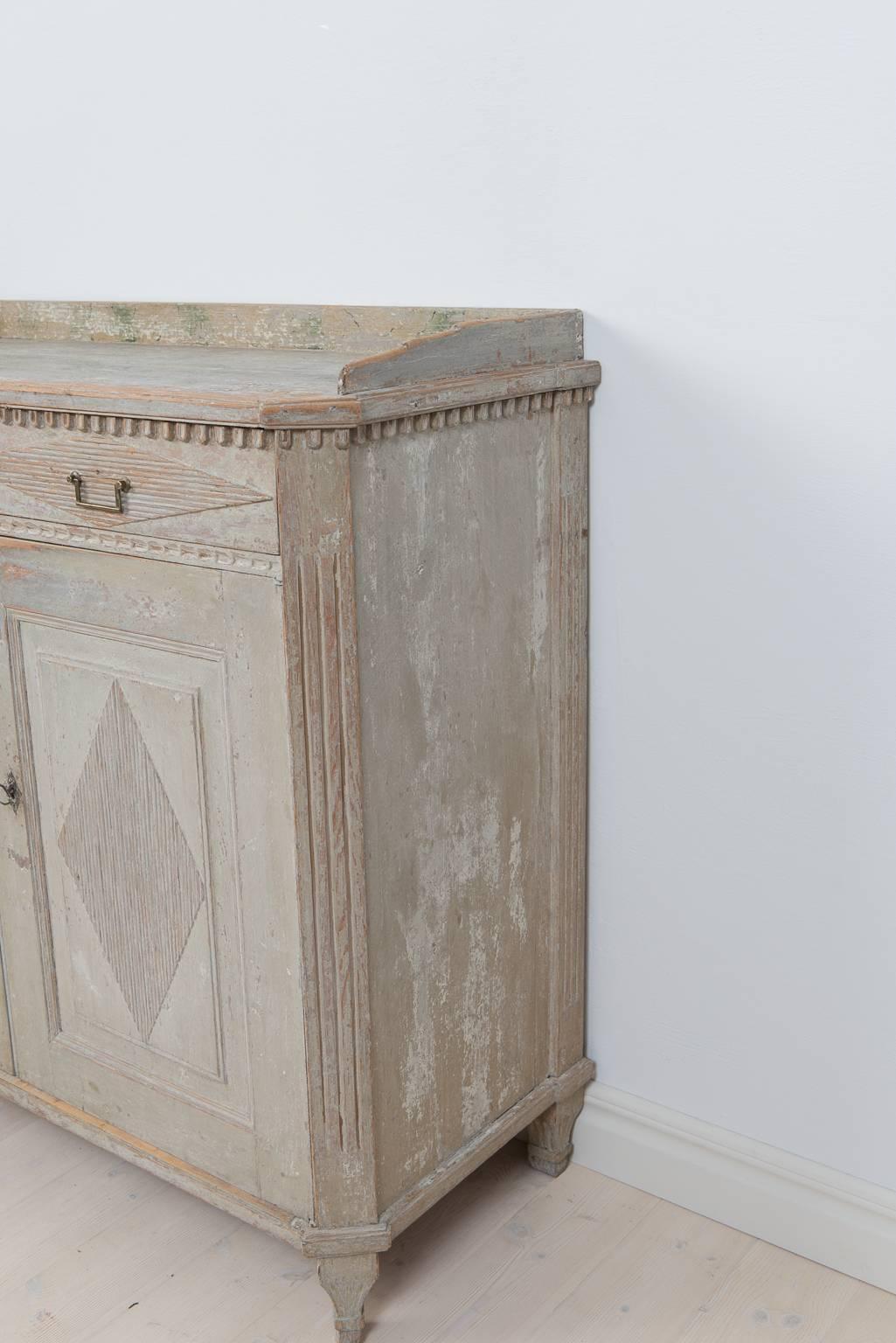 18th Century Swedish Gustavian Buffet with Original Paint In Good Condition In Kramfors, SE