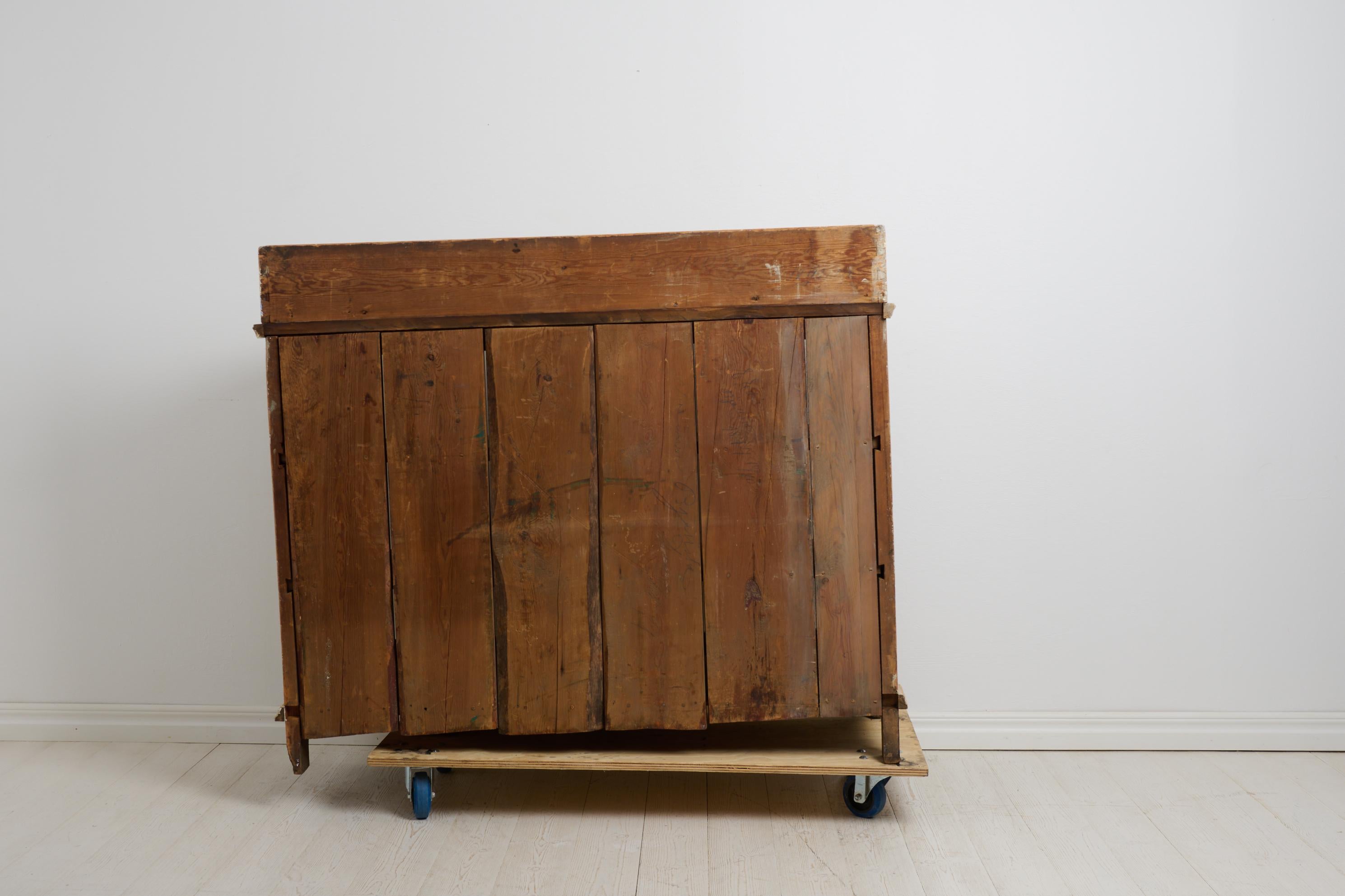 Echtes antikes klassisches Gustavianisches Sideboard aus Kiefer aus Nordschweden im Angebot 6