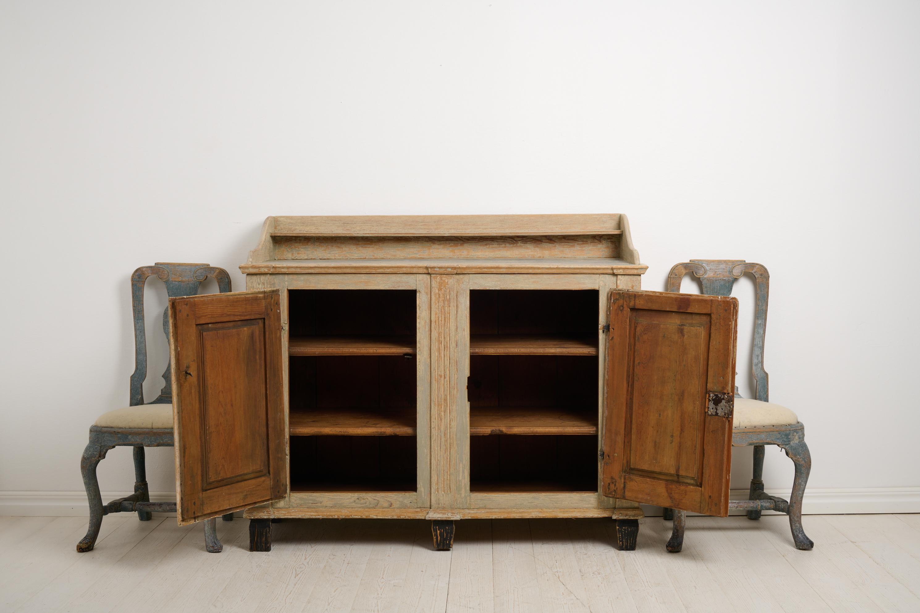 Echtes antikes klassisches Gustavianisches Sideboard aus Kiefer aus Nordschweden (Schwedisch) im Angebot