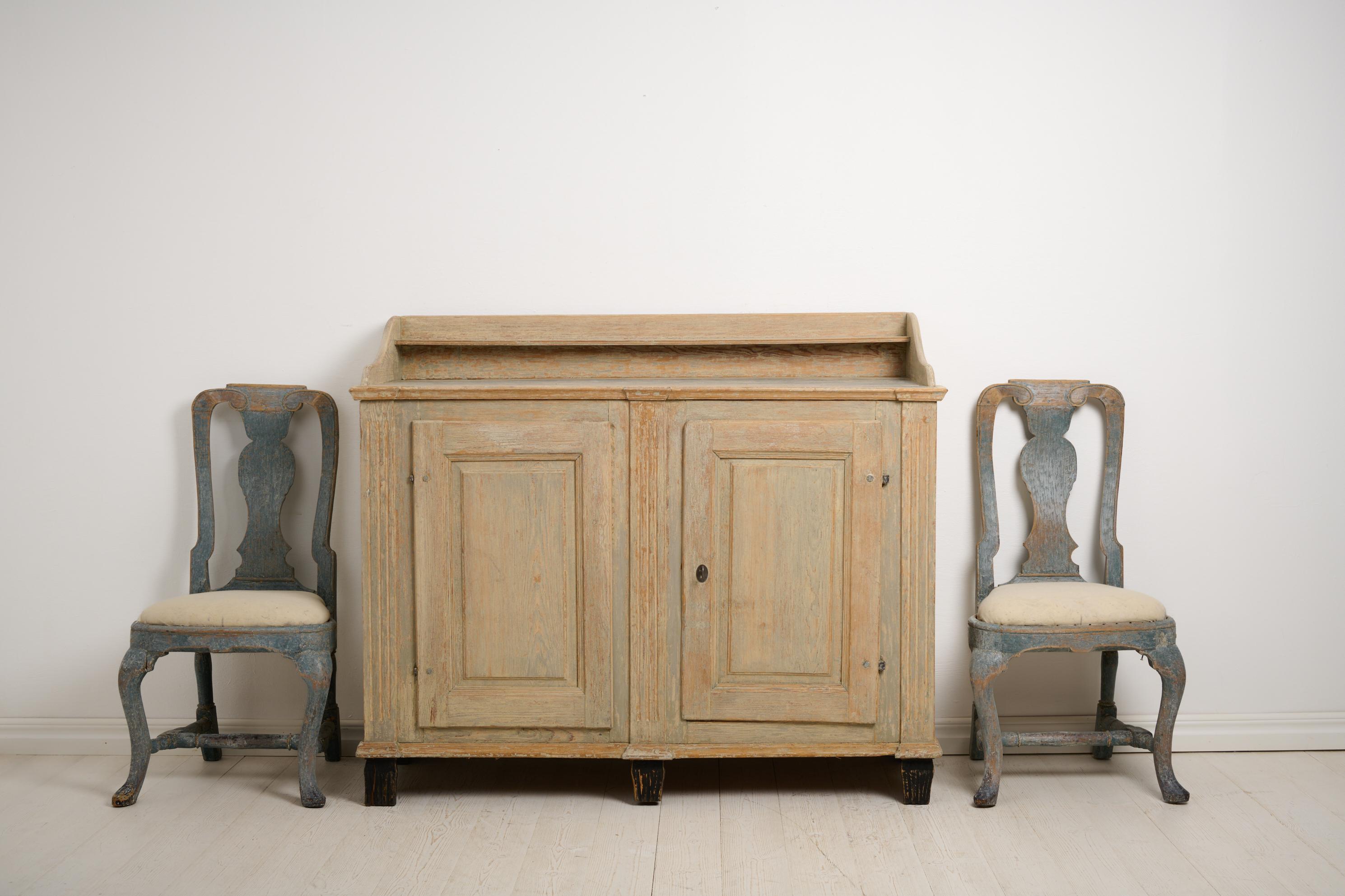 Echtes klassisches schwedisches Sideboard aus der gustavianischen Periode, hergestellt um 1790 in Nordschweden. Gerade klassische Form mit ausgeprägten Ecken, die mit Rillen verziert sind. Flügeltüren und original hohe, konisch zulaufende Fässer.