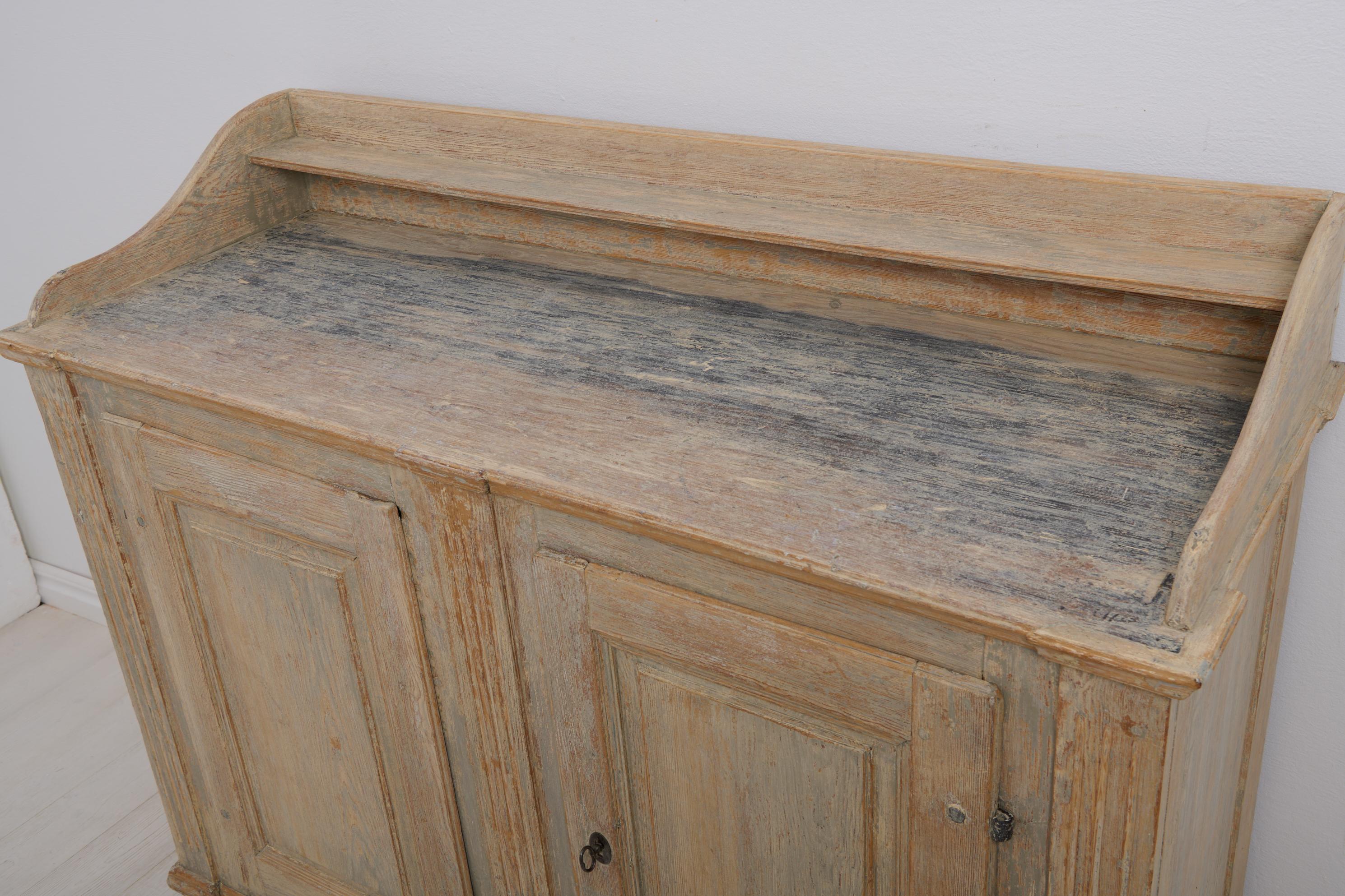 Echtes antikes klassisches Gustavianisches Sideboard aus Kiefer aus Nordschweden im Angebot 1